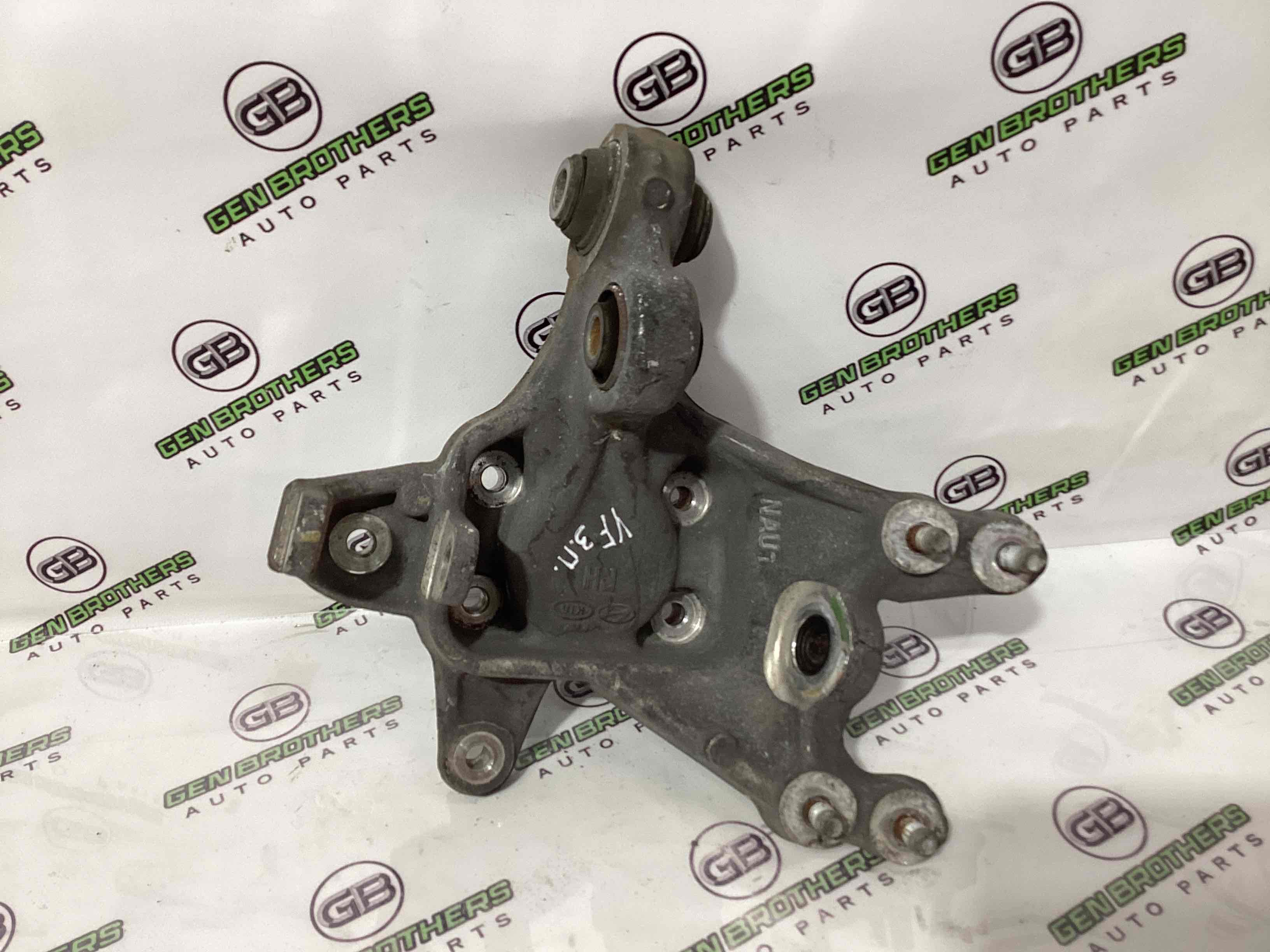 Кулак задній правий