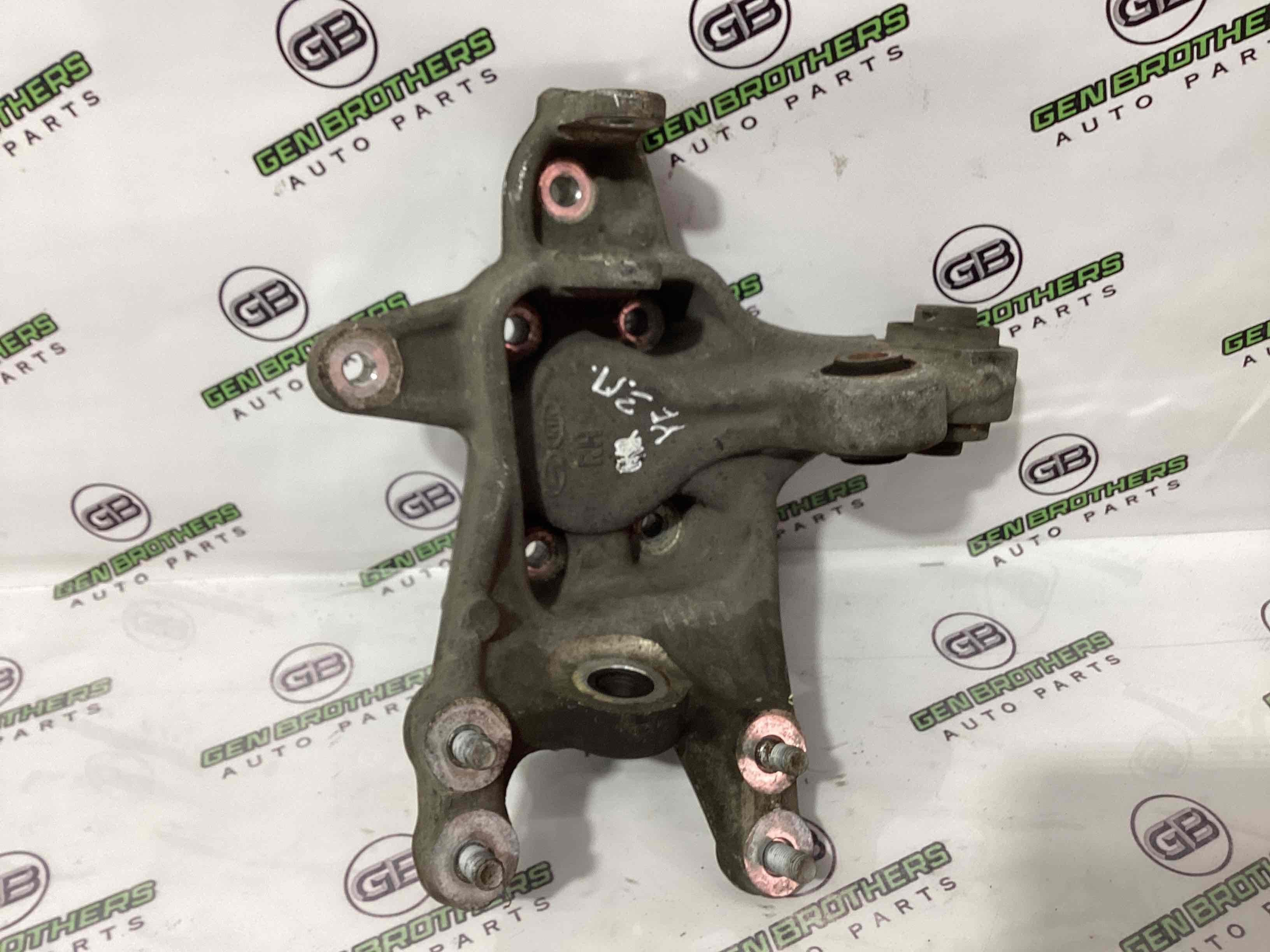 Кулак задній правий