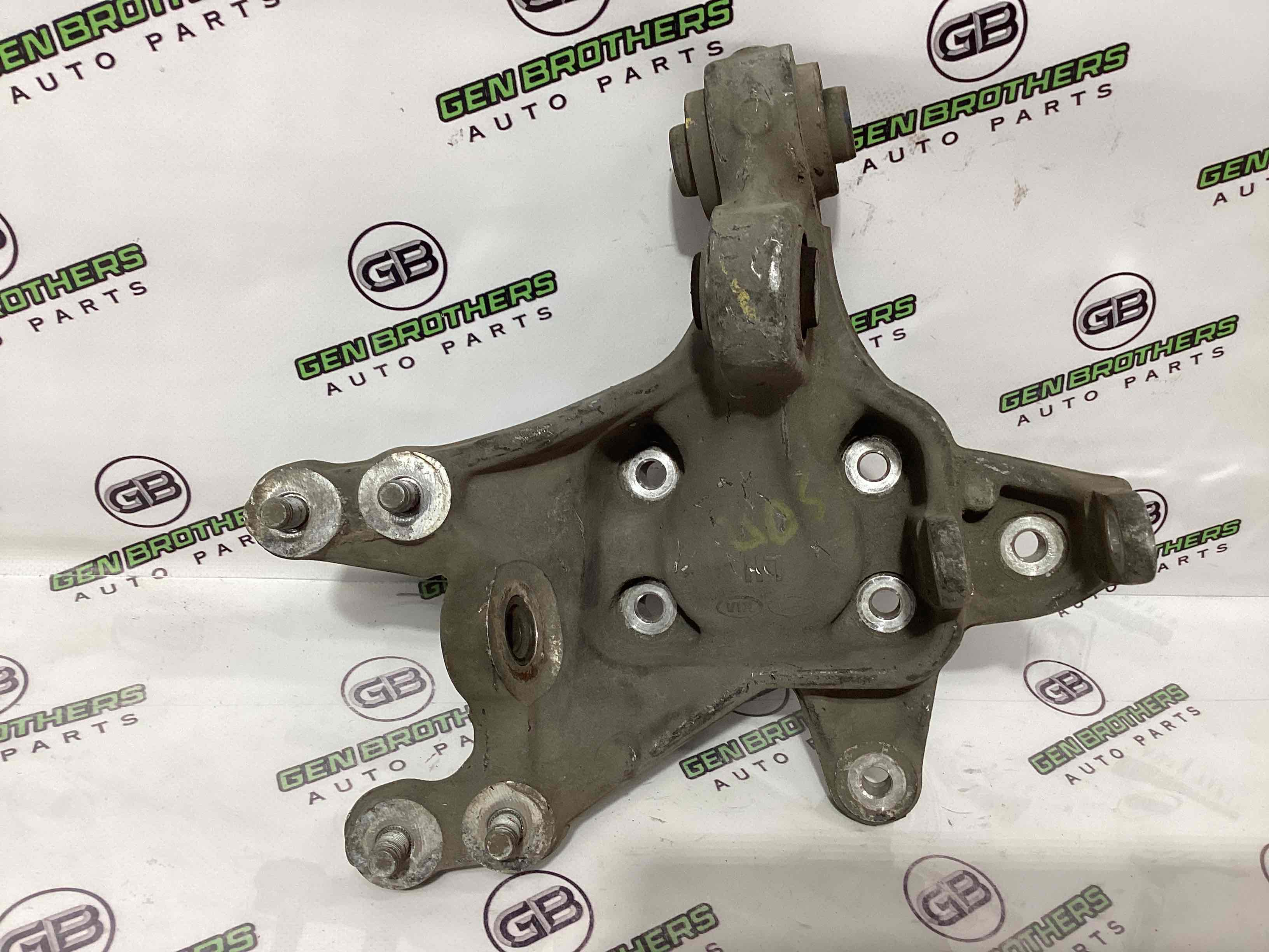 Кулак задній лівий