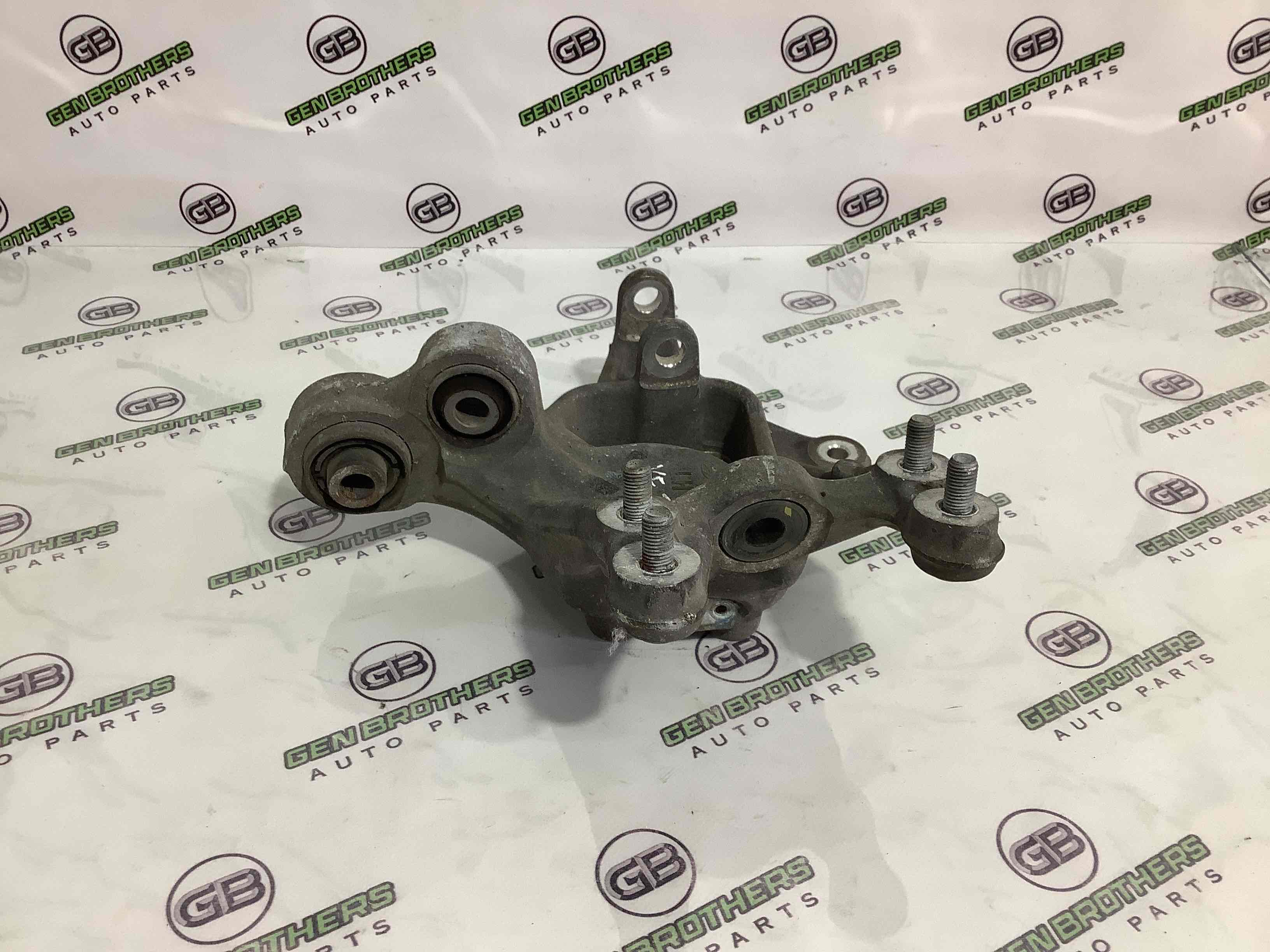 Кулак задній лівий