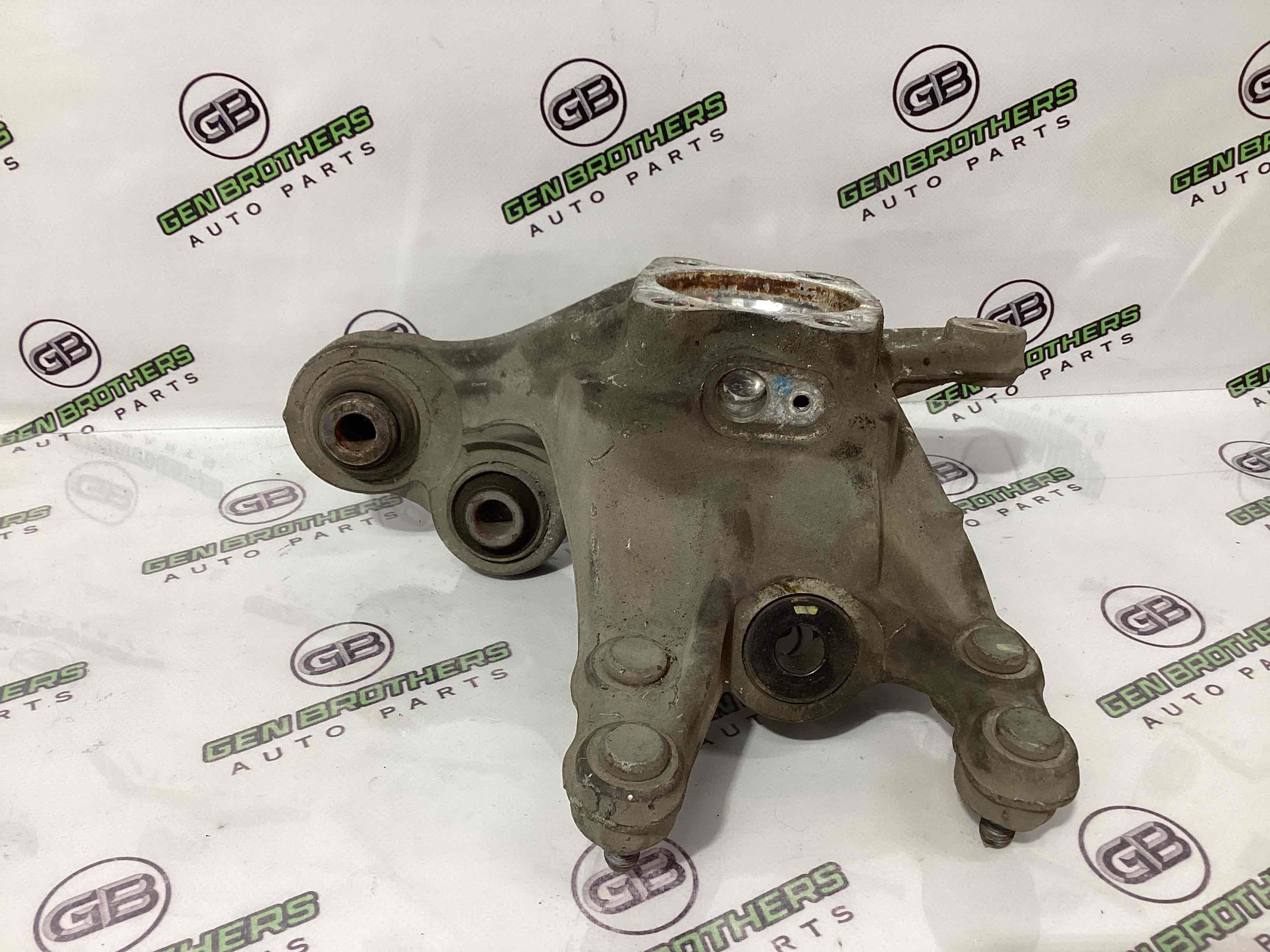 Кулак задний правый