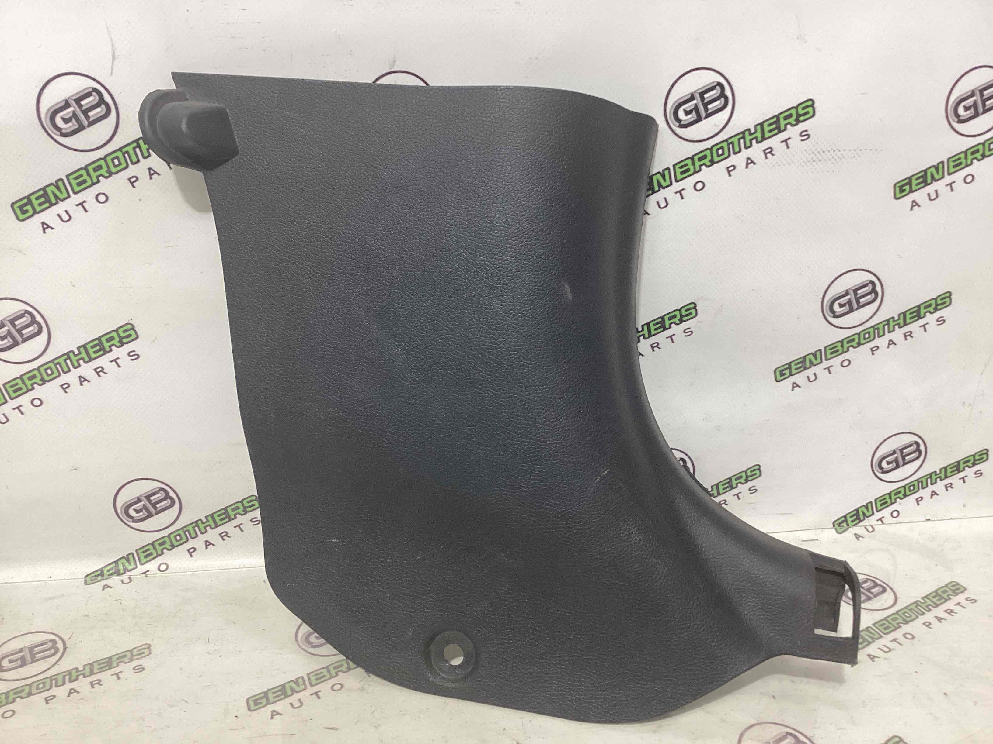 Обшивка передньої стійки права