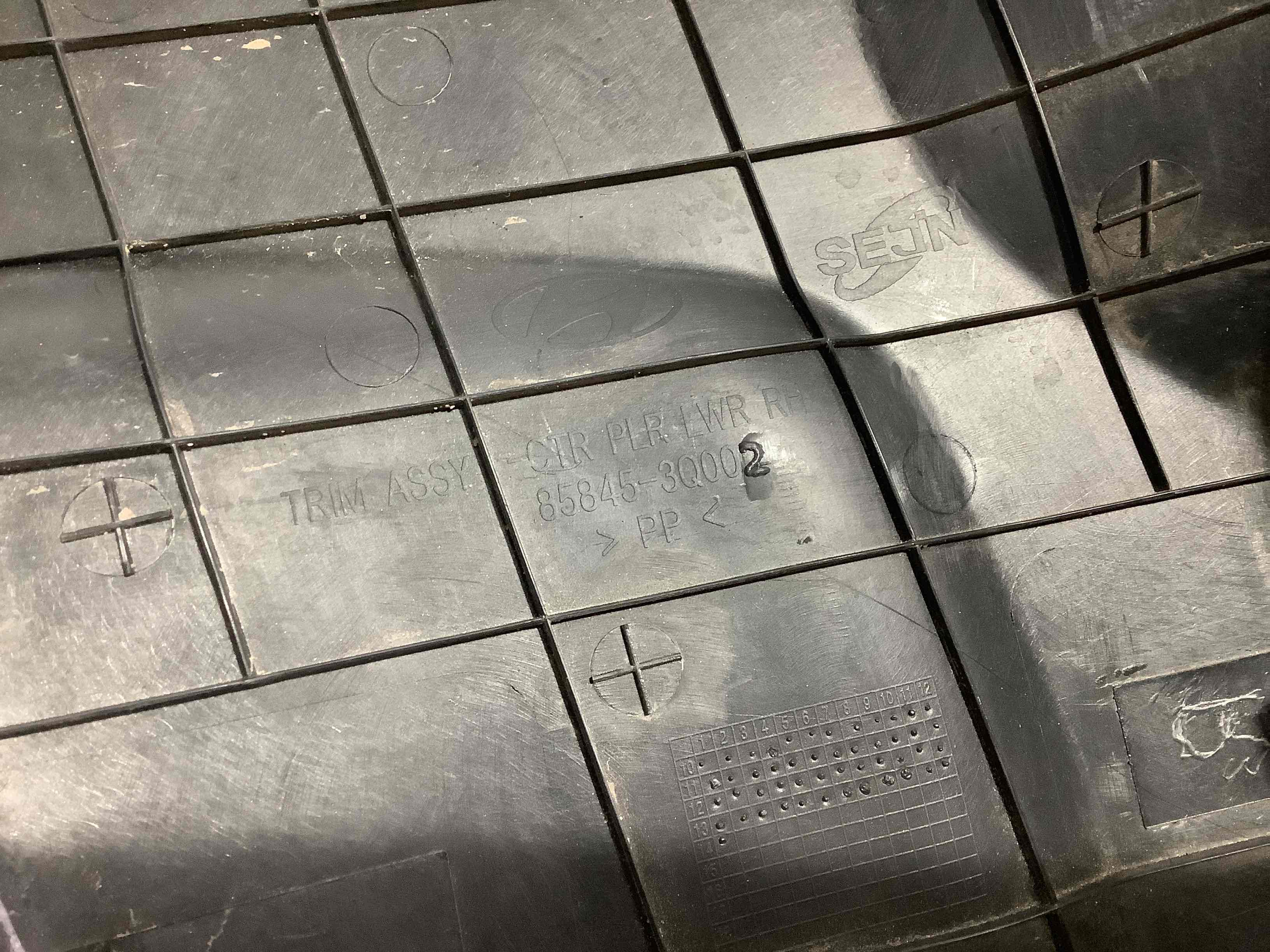 Обшивка центральної стійки права