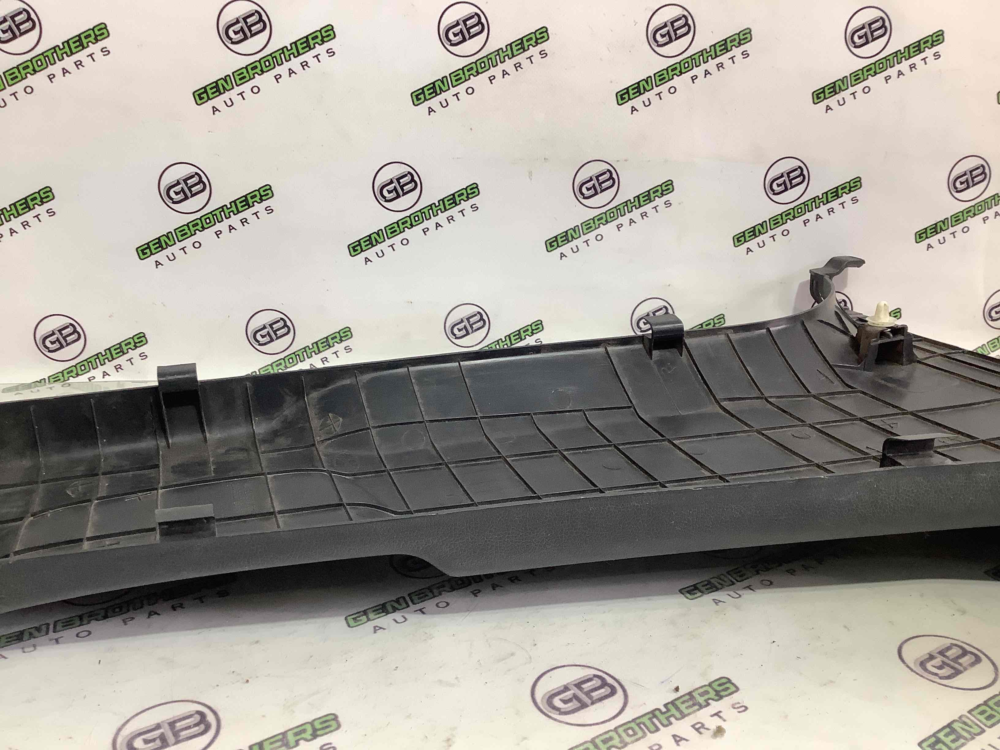 Обшивка передньої стійки ліва