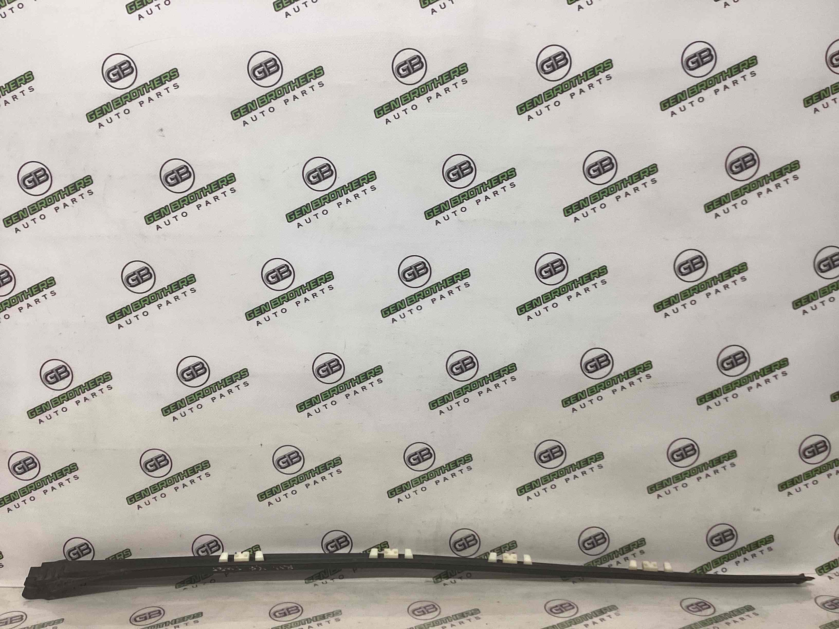 Молдинг лобового скла