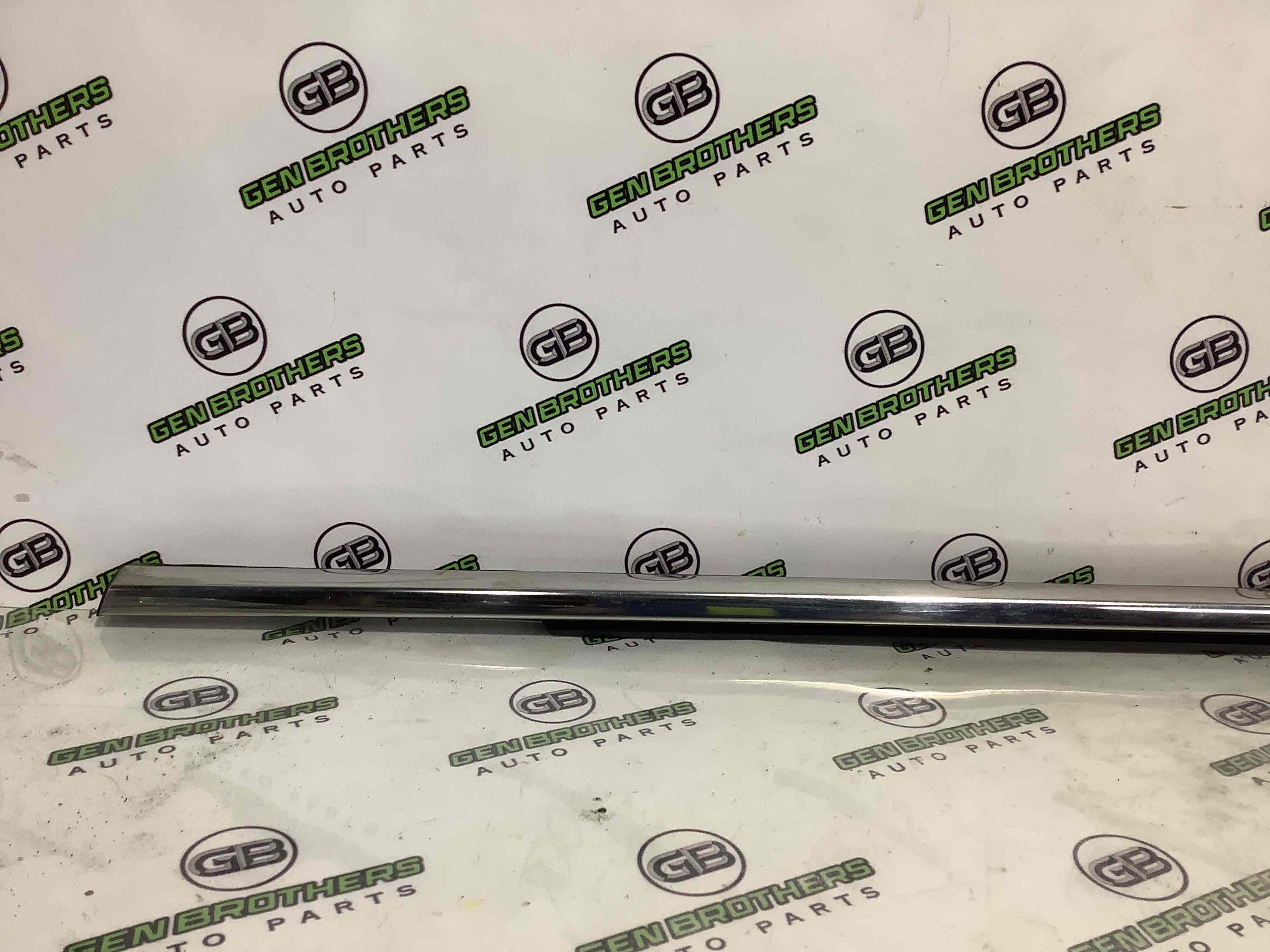 Молдинг двері передньої лівої