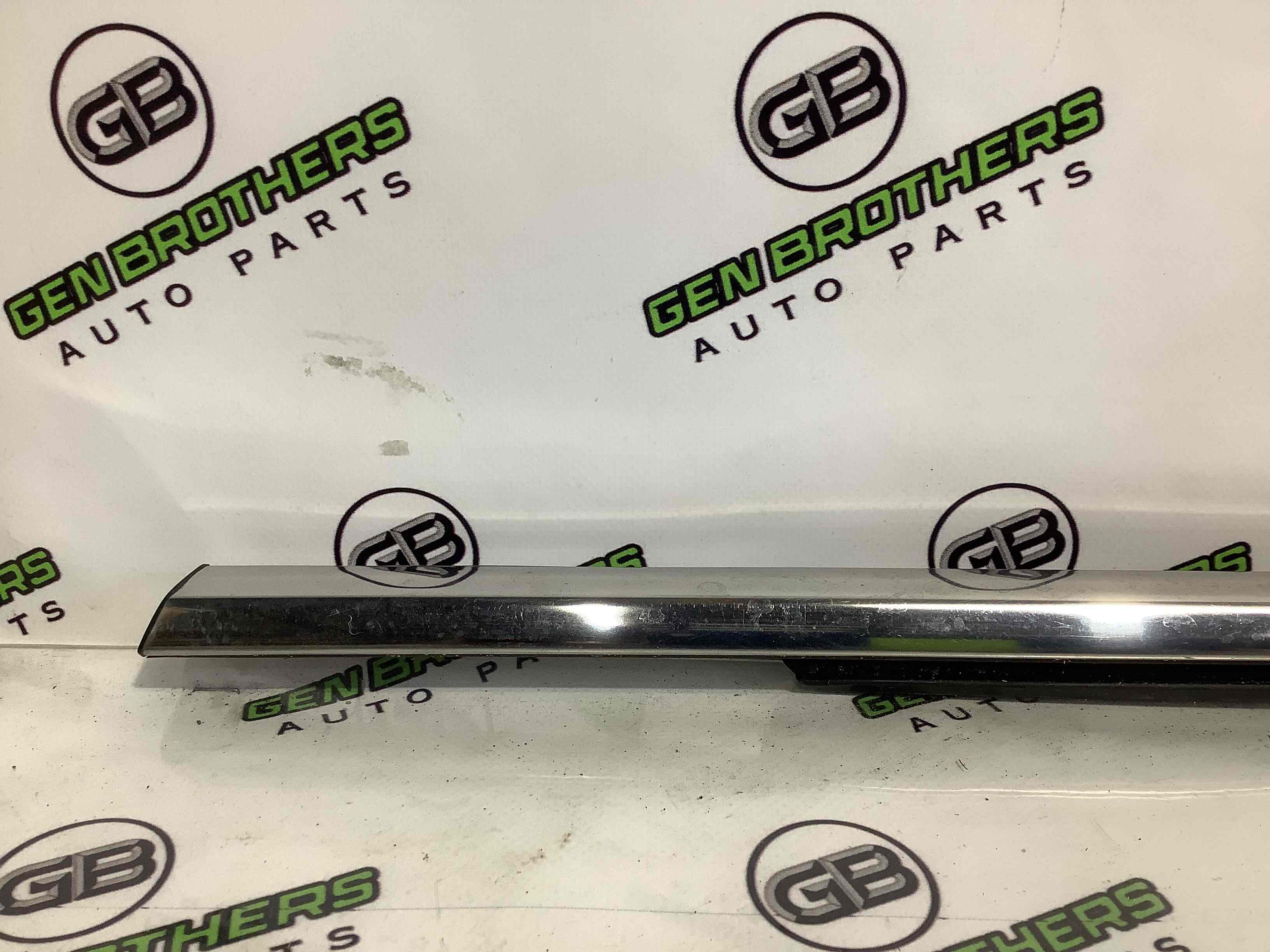 Молдинг двері задньої правої