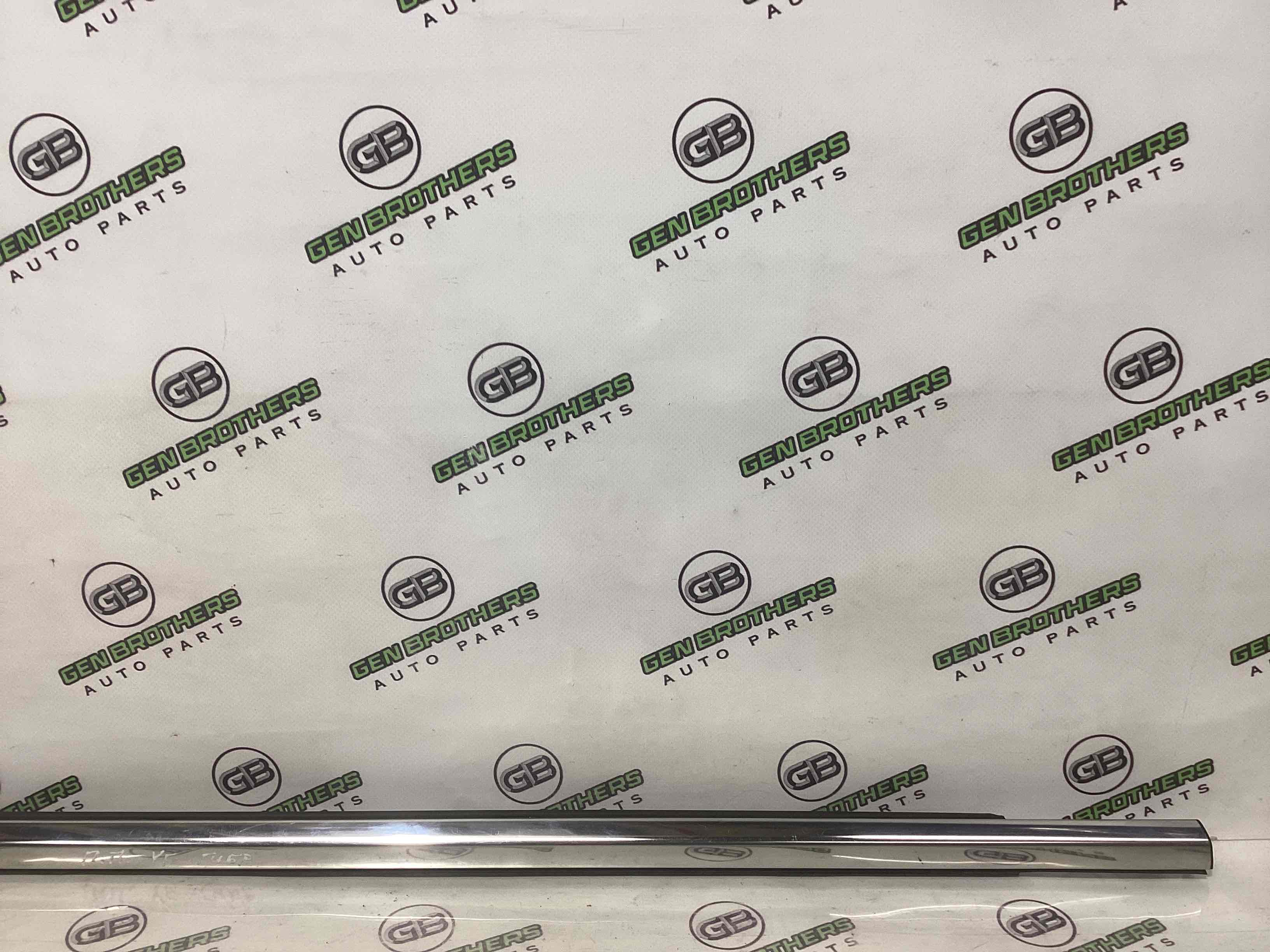 Молдинг двері передньої правої