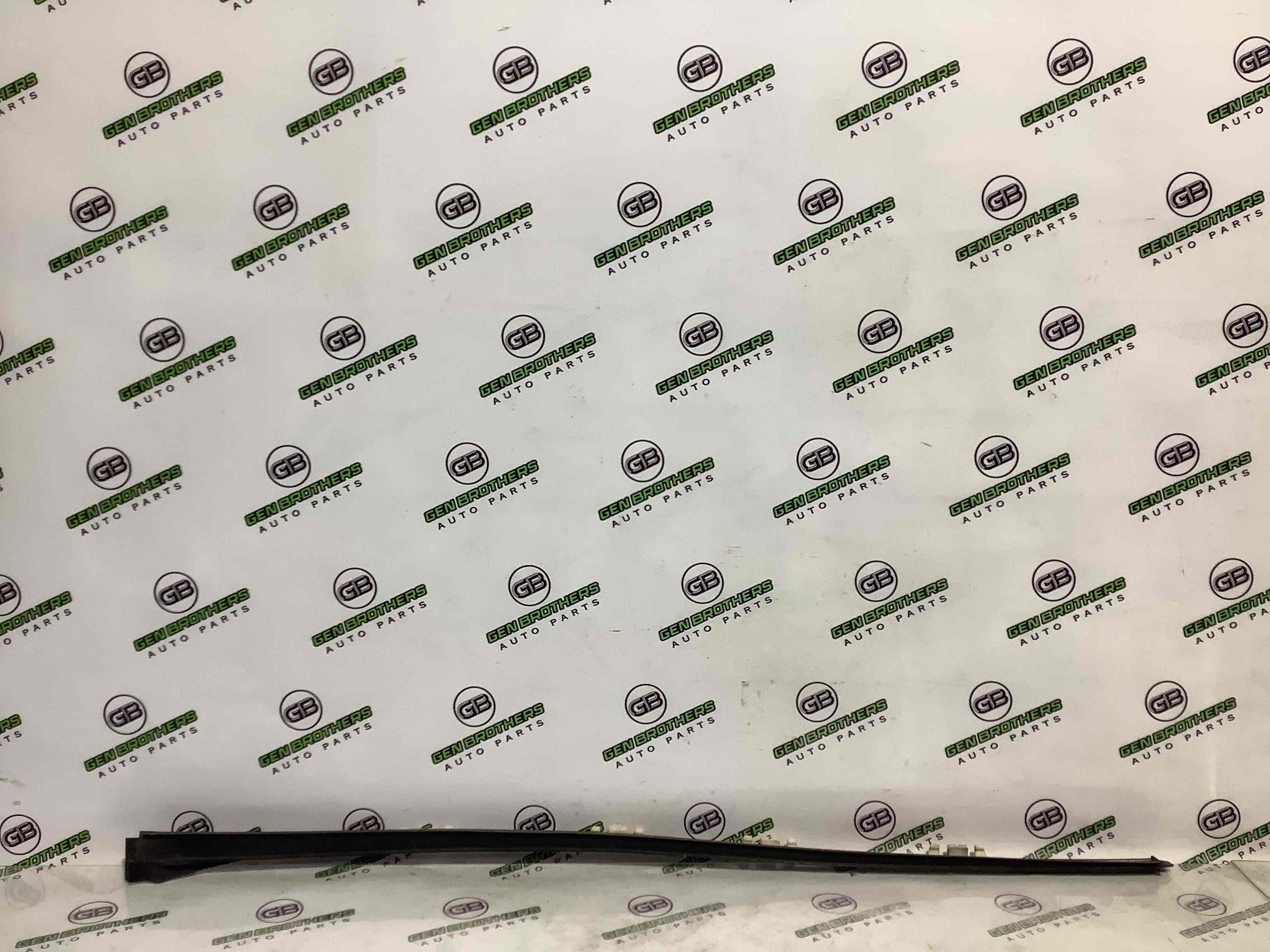 Молдинг лобового скла