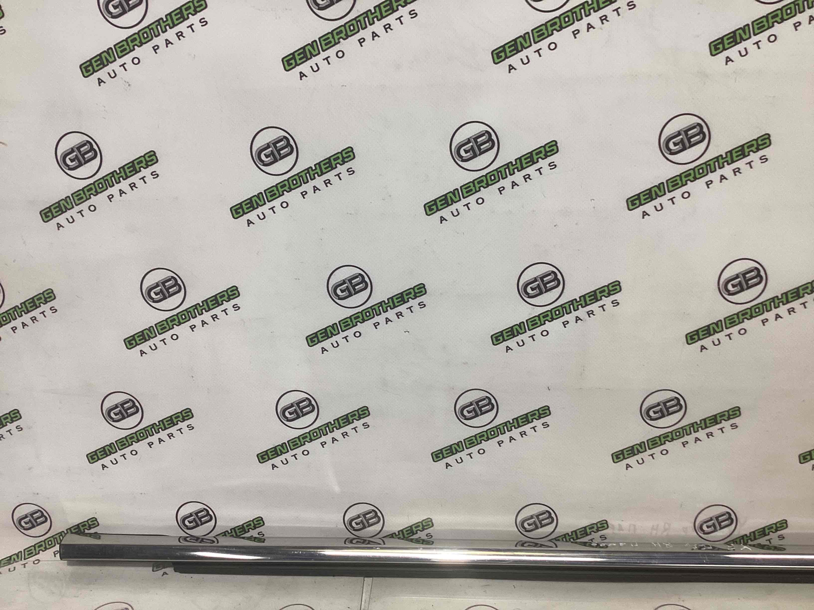 Молдинг двері передньої правої