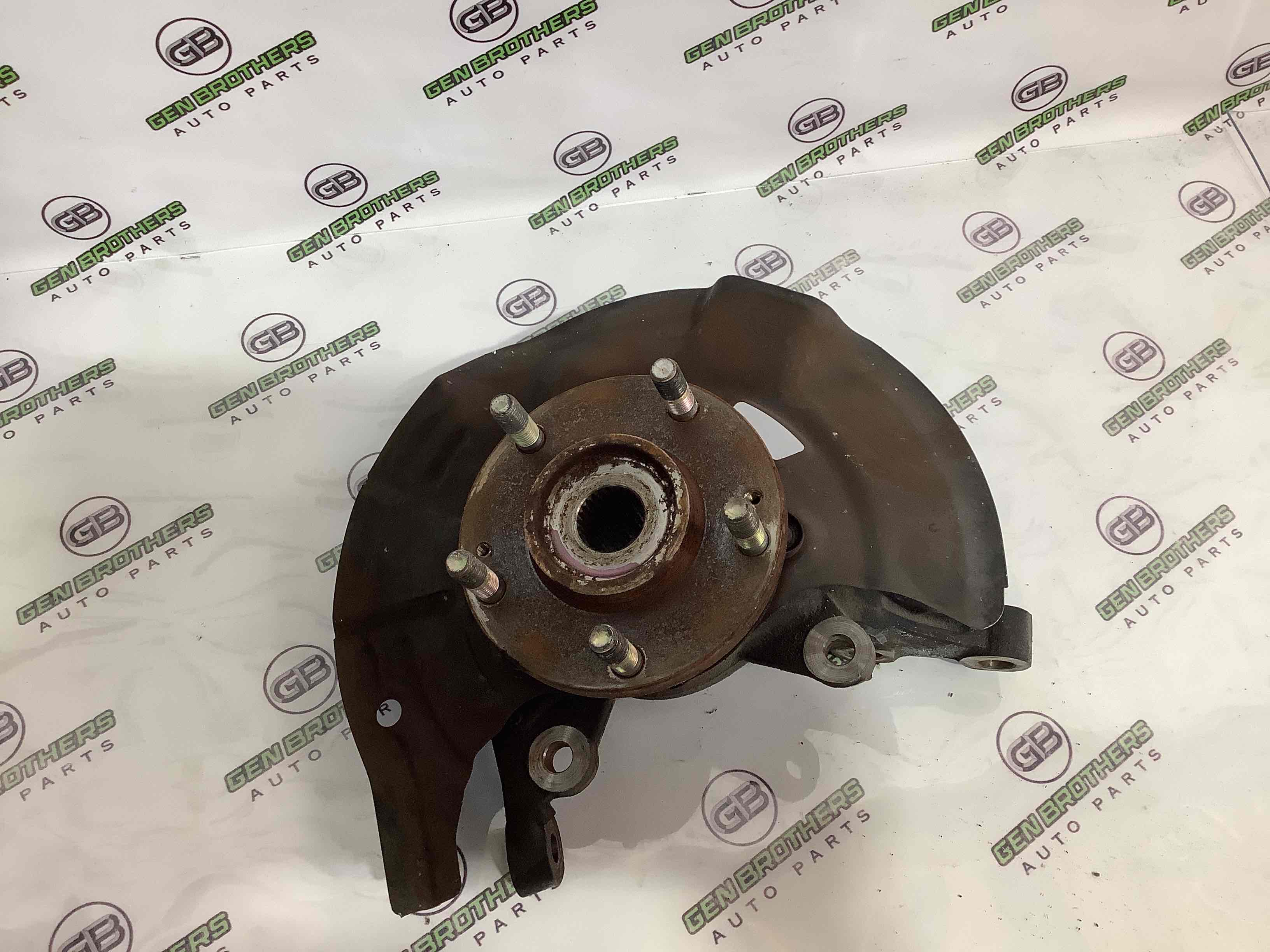 Кулак поворотний лівий