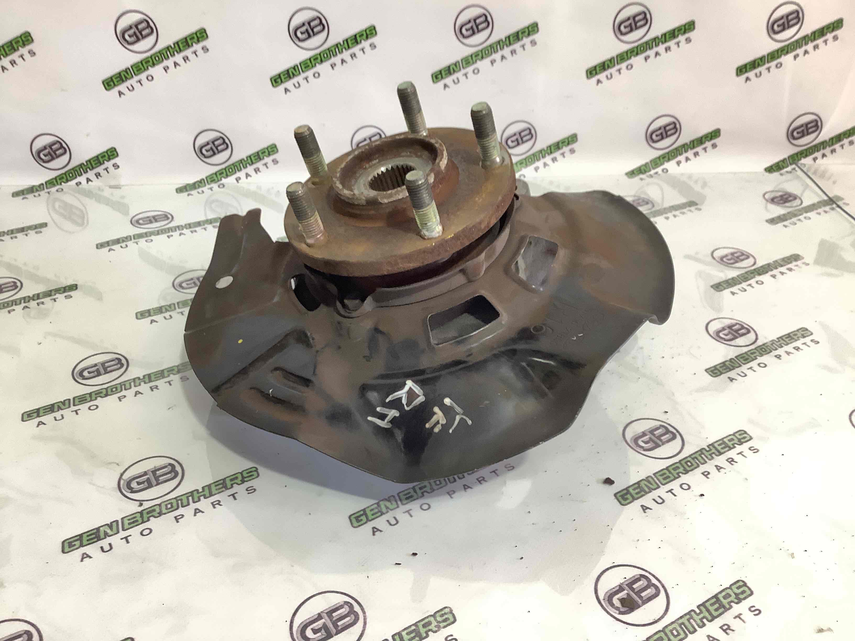 Кулак поворотний правий