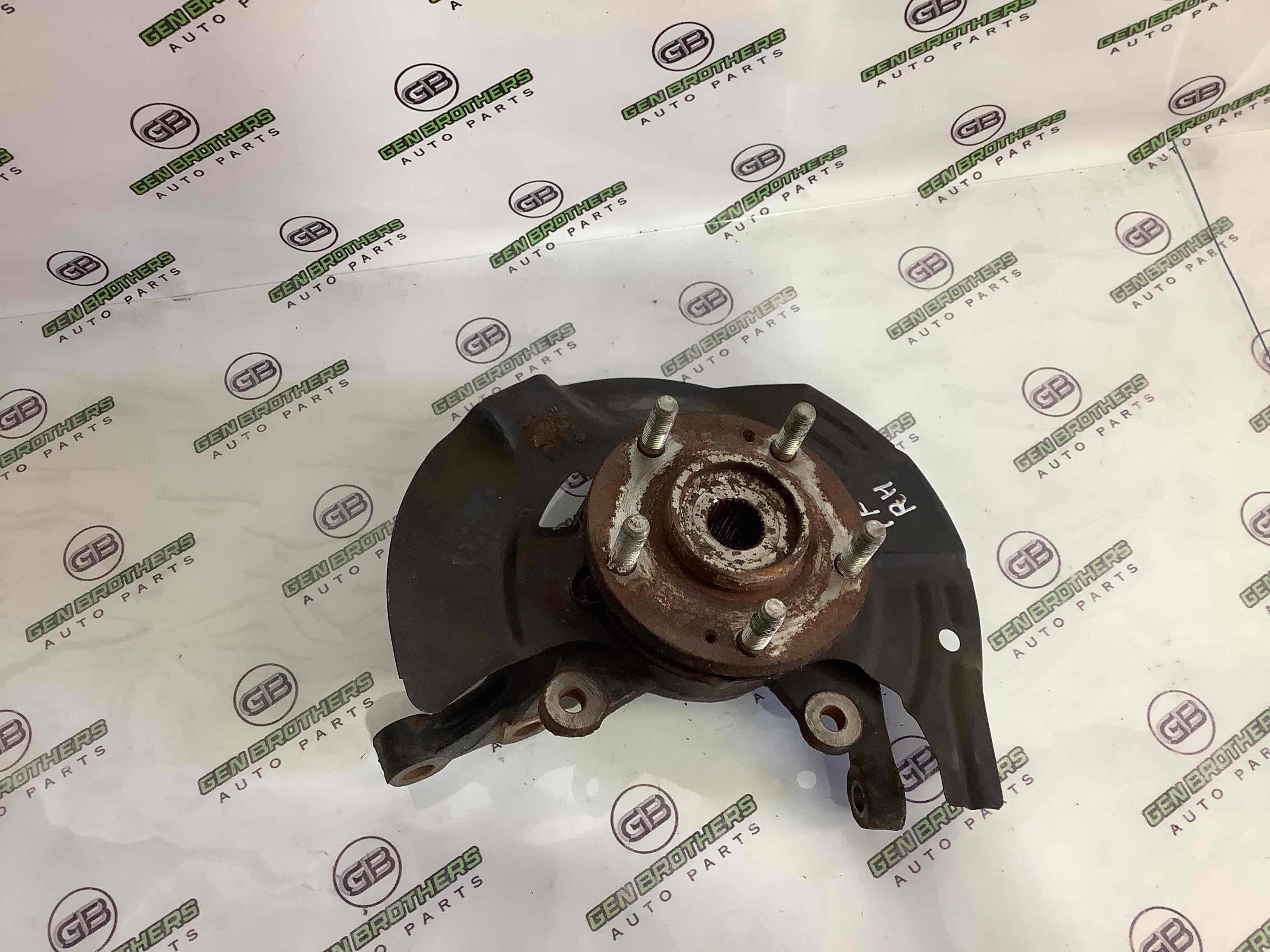 Кулак поворотний правий