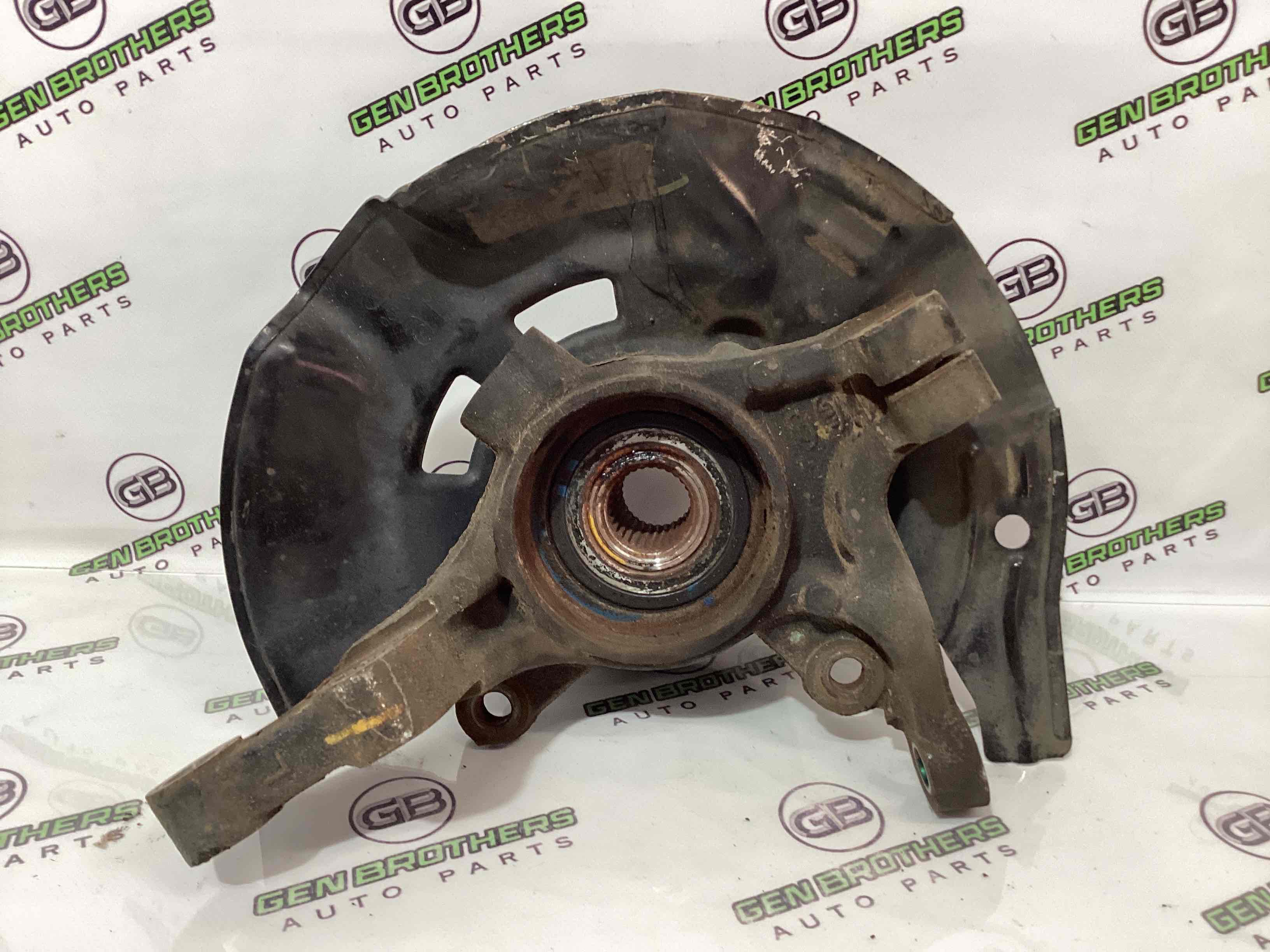 Кулак поворотний лівий