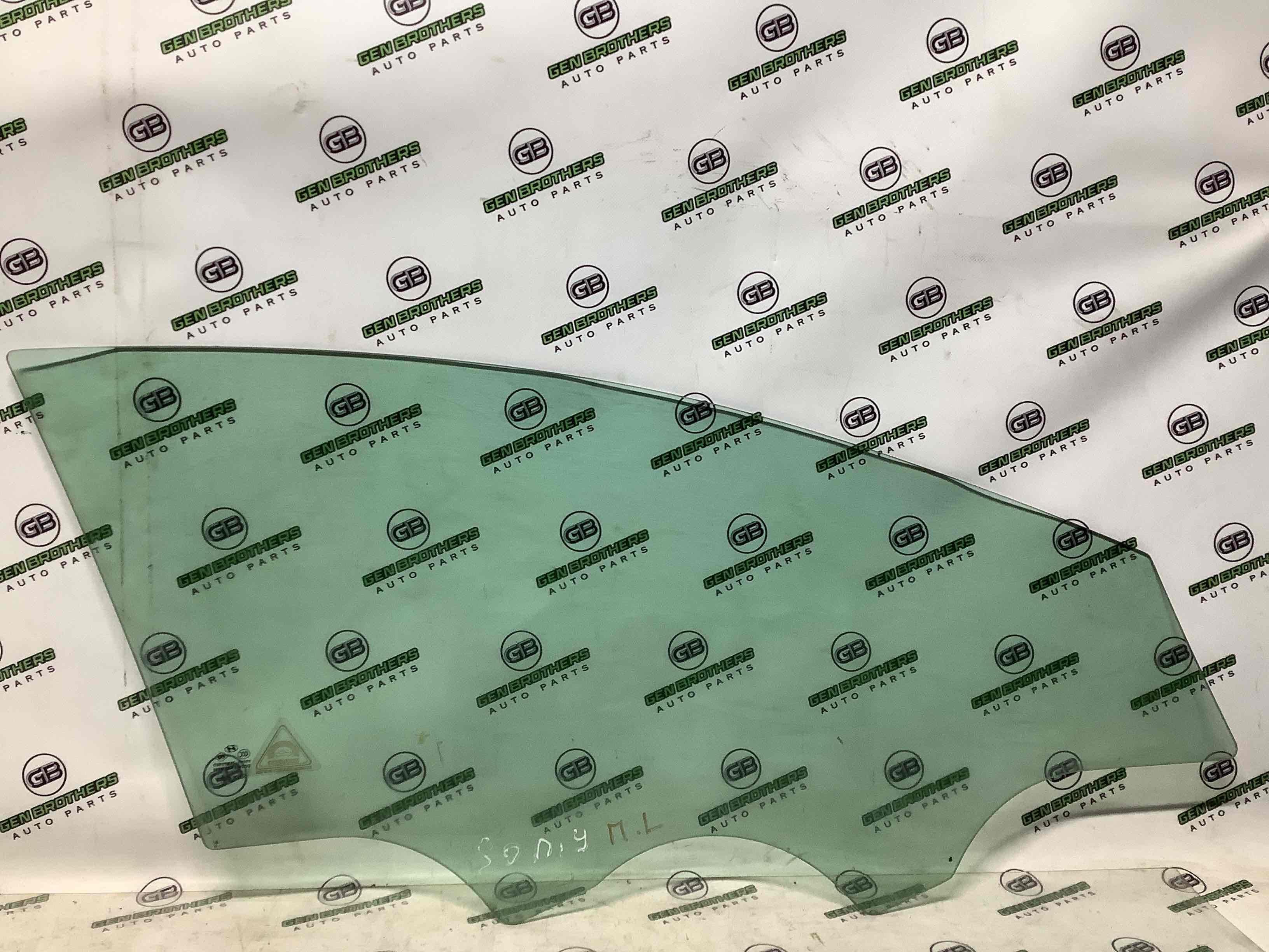 Скло переднє ліве