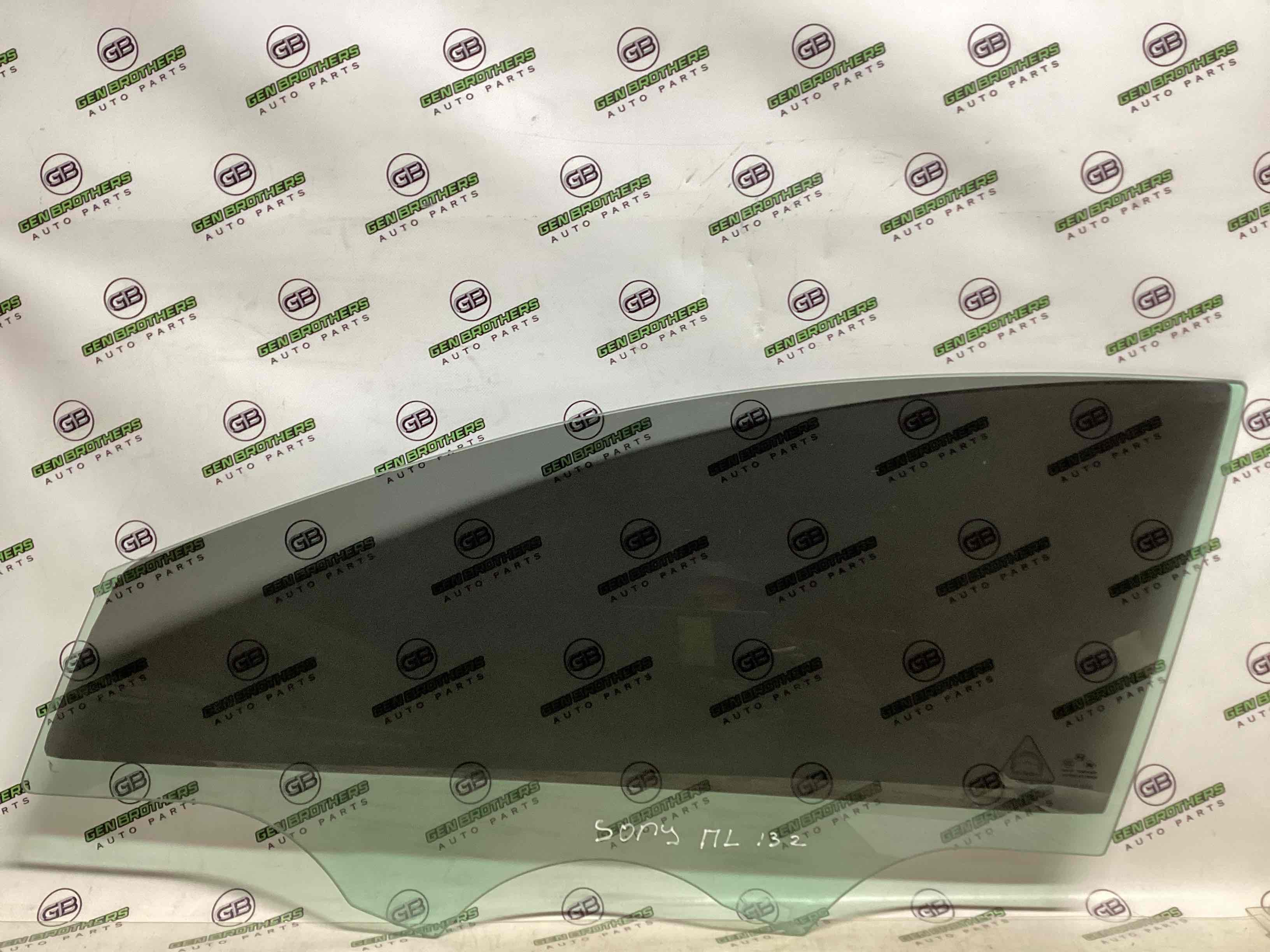 Скло переднє ліве