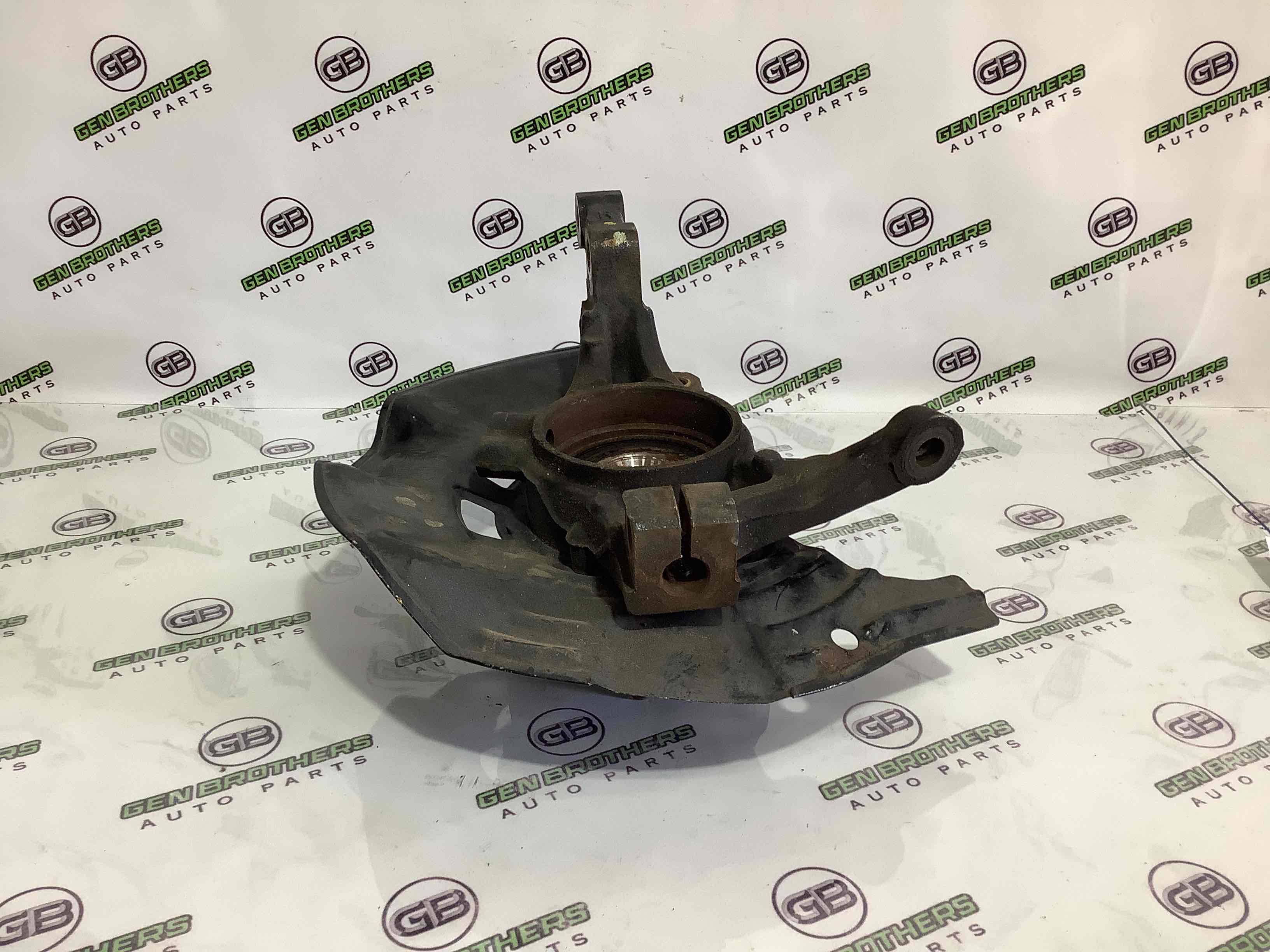 Кулак поворотний правий