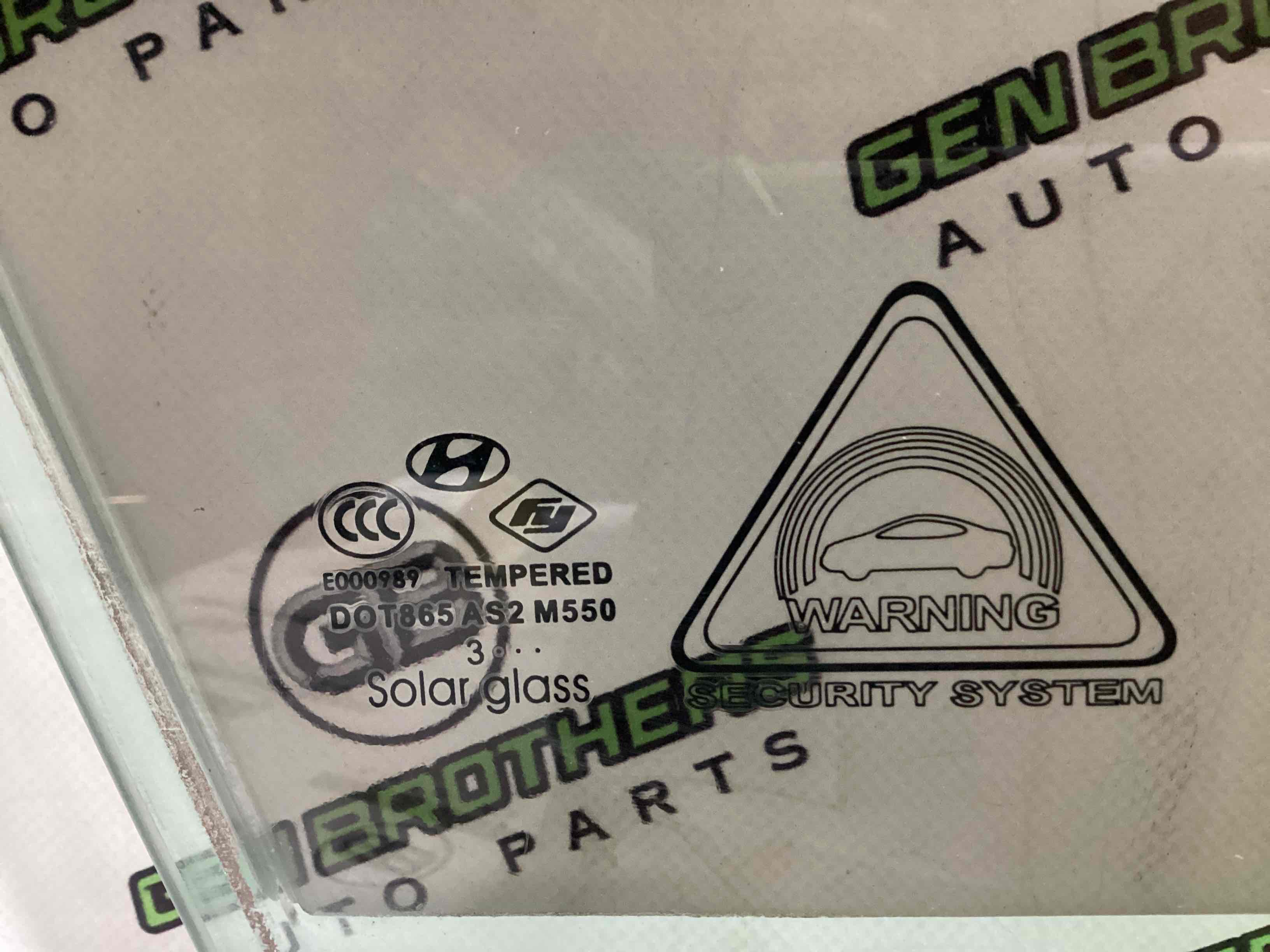 Скло переднє праве