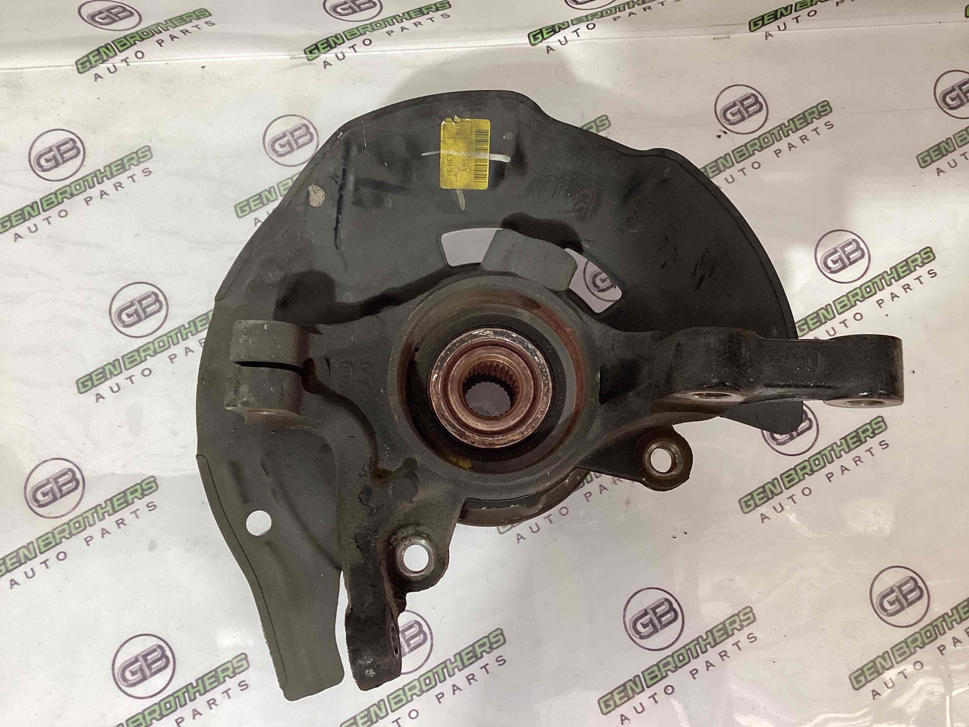 Кулак поворотний правий