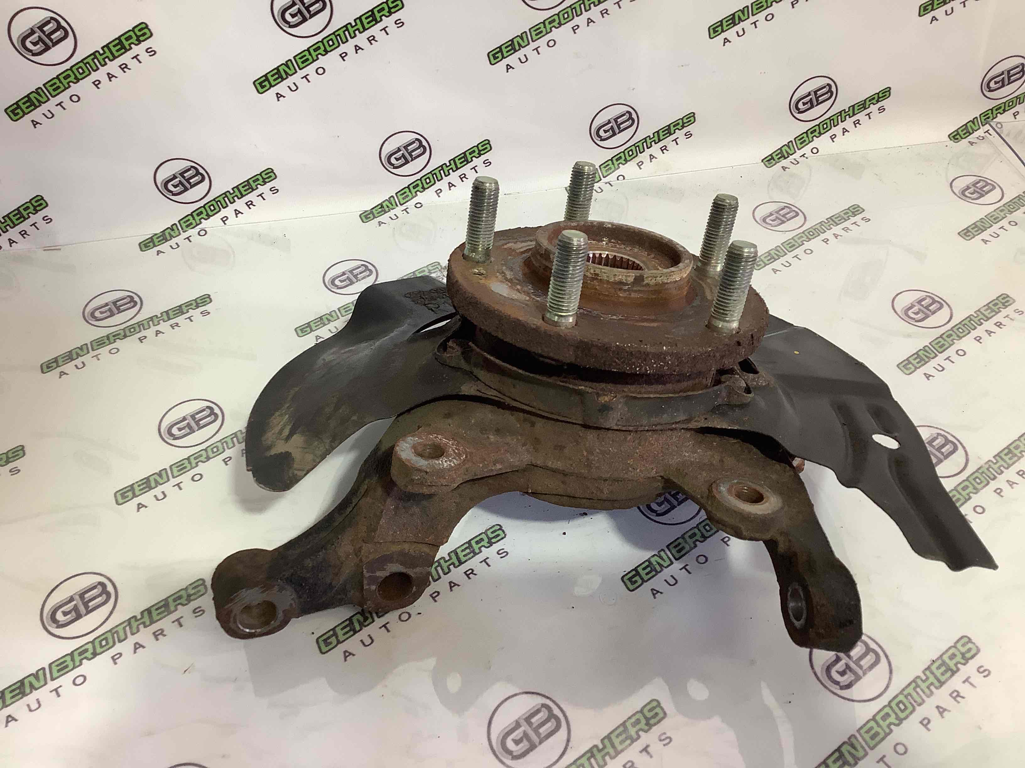 Кулак поворотний правий