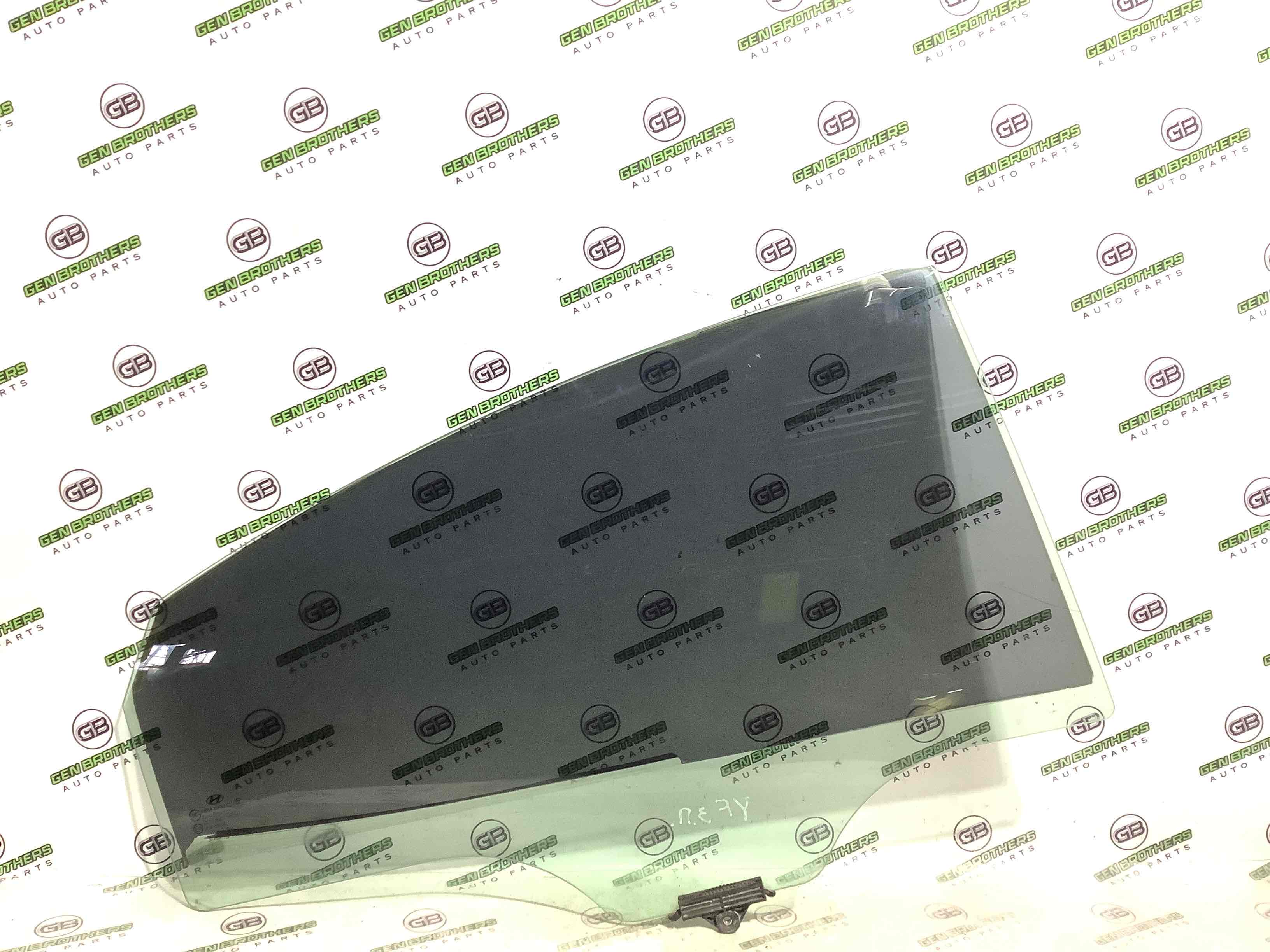 Скло заднє праве