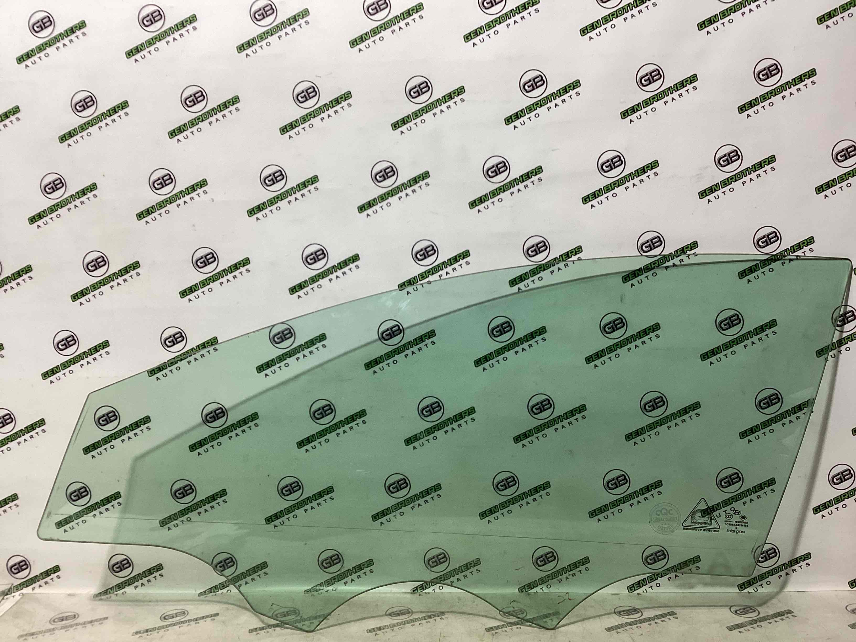 Скло переднє ліве