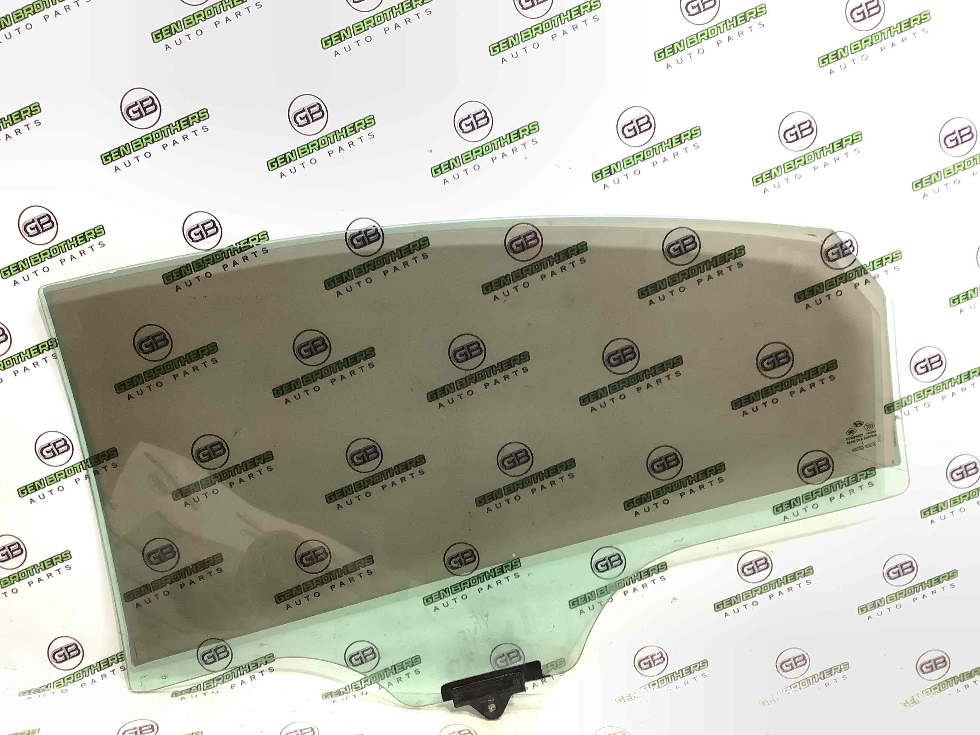 Скло заднє праве