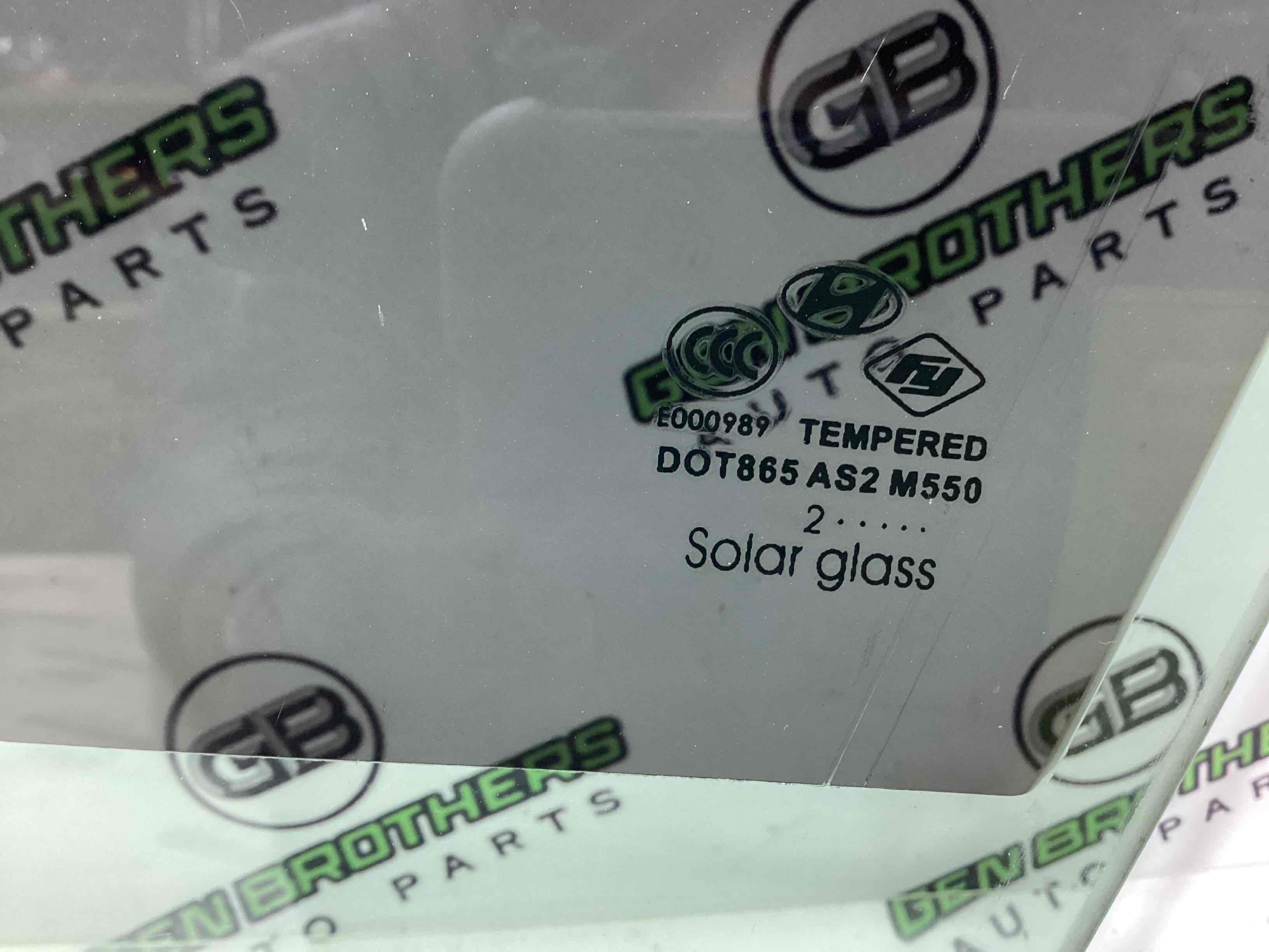 Скло переднє ліве