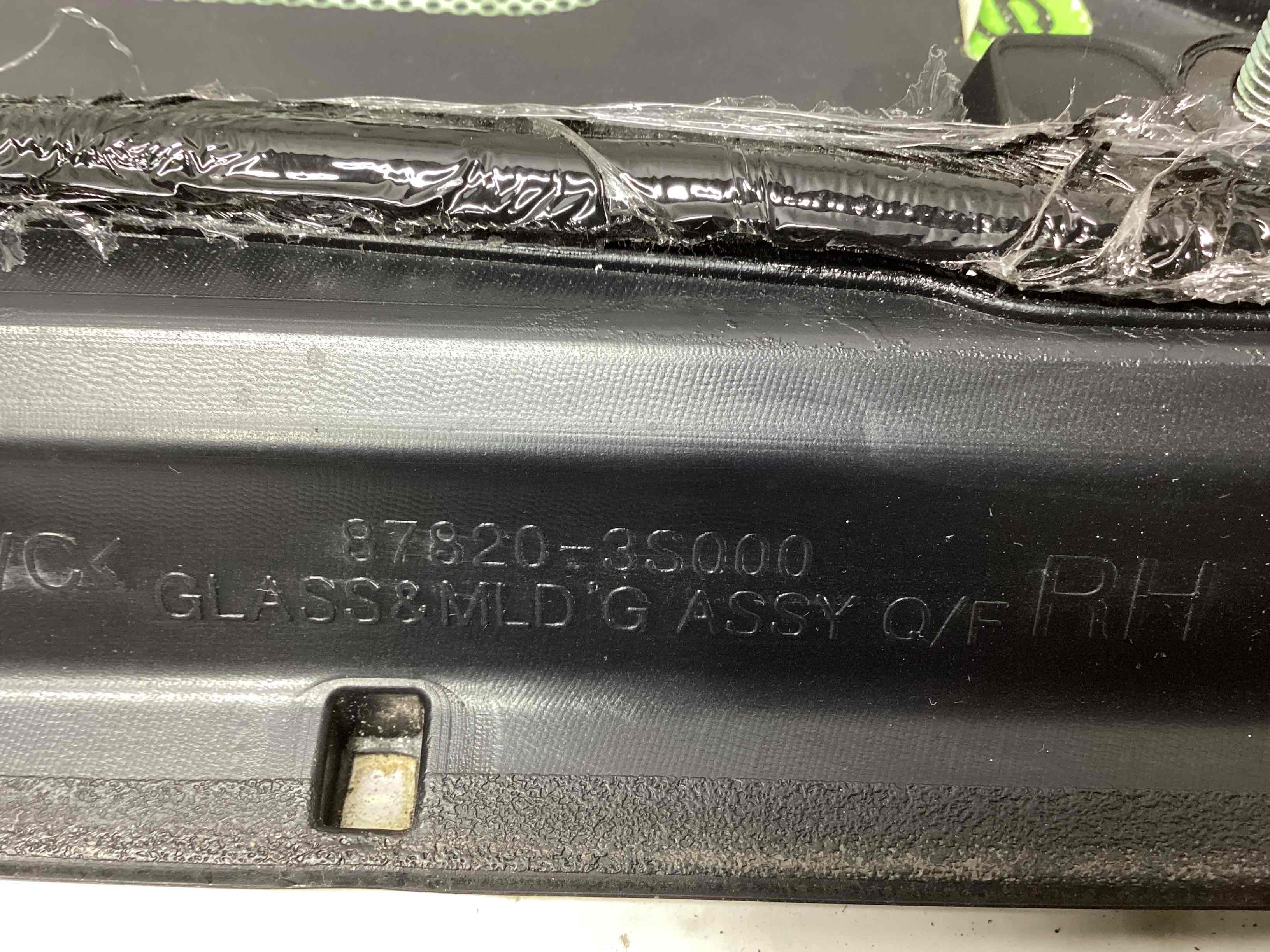 Скло кузовне бічне праве