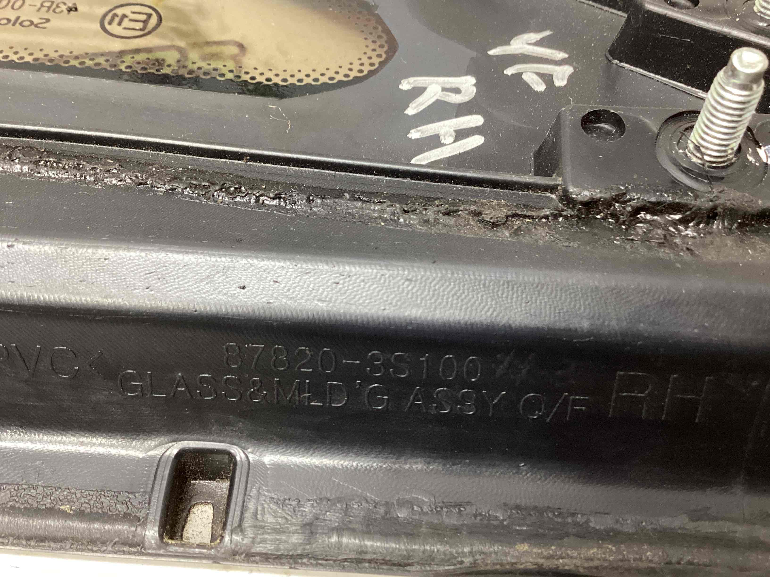 Скло кузовне бічне праве