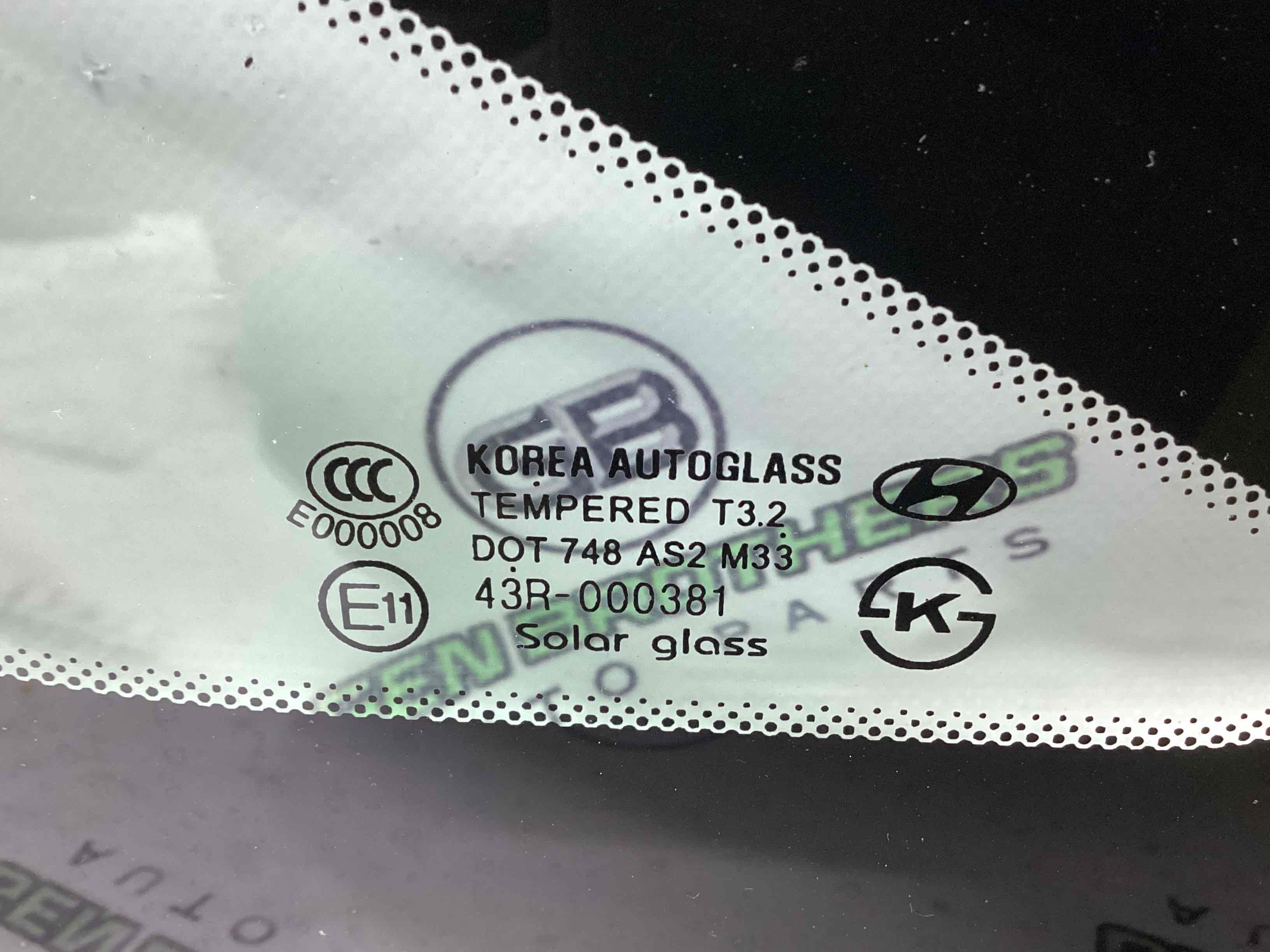 Скло кузовне бічне ліве