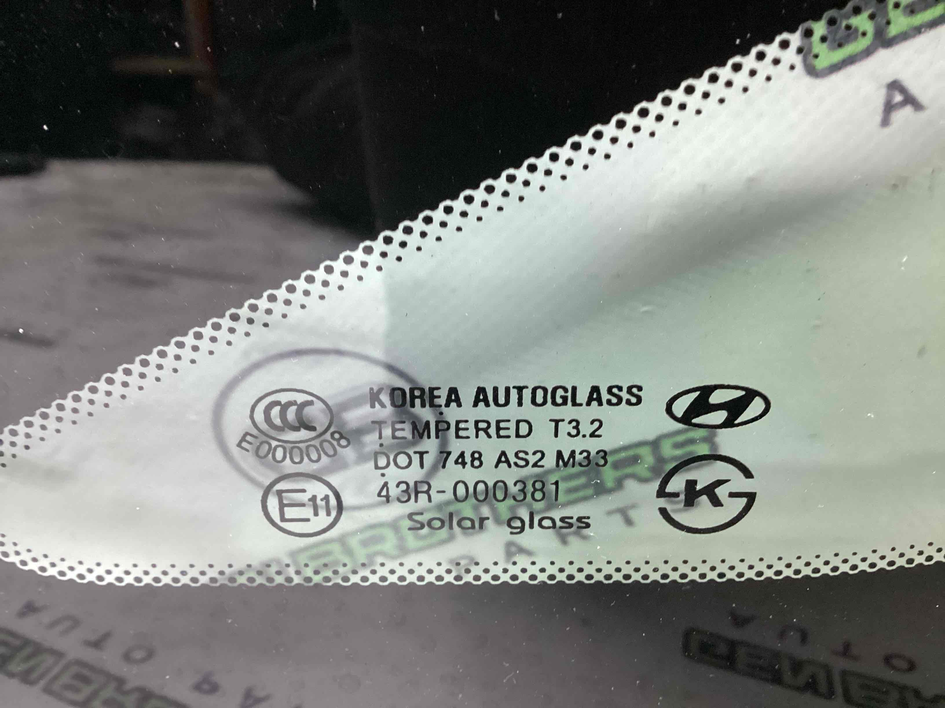 Скло кузовне бічне праве