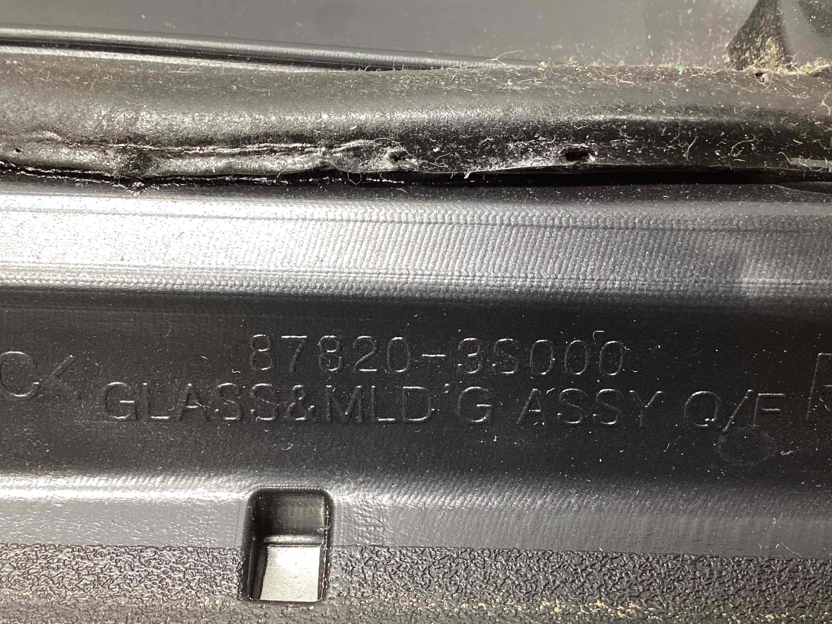 Скло кузовне бічне праве