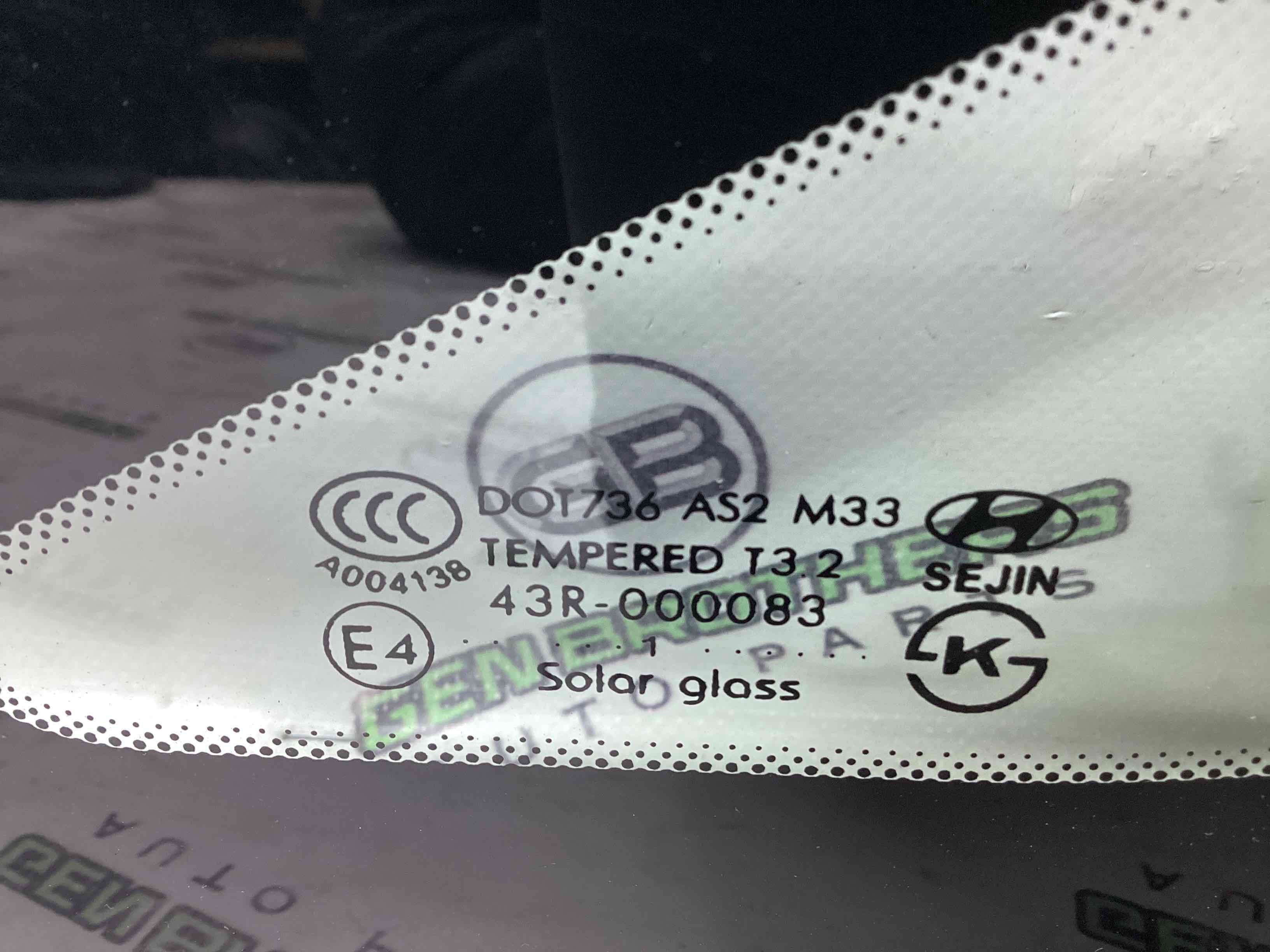 Скло кузовне бічне праве