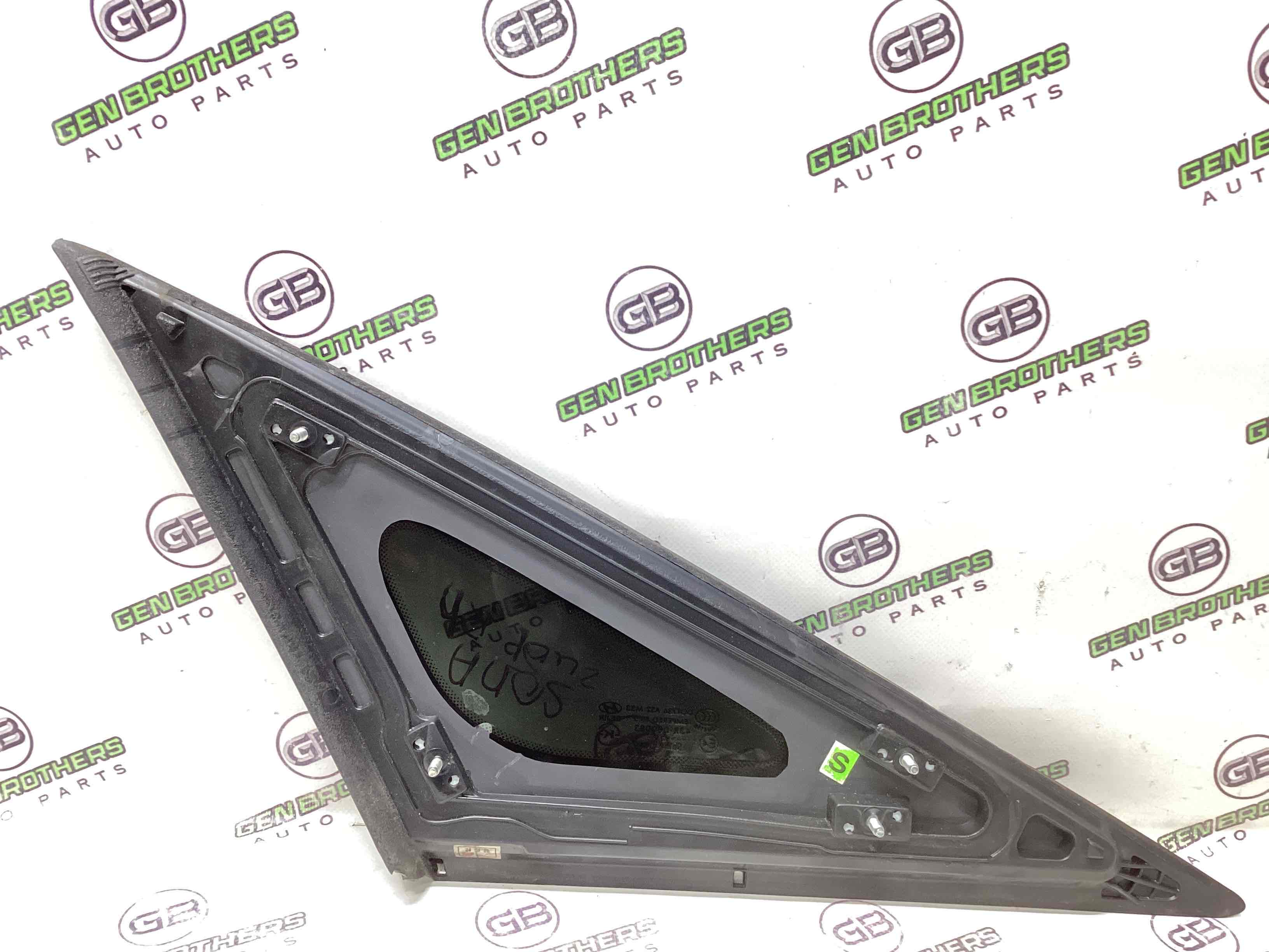 Скло кузовне бічне праве