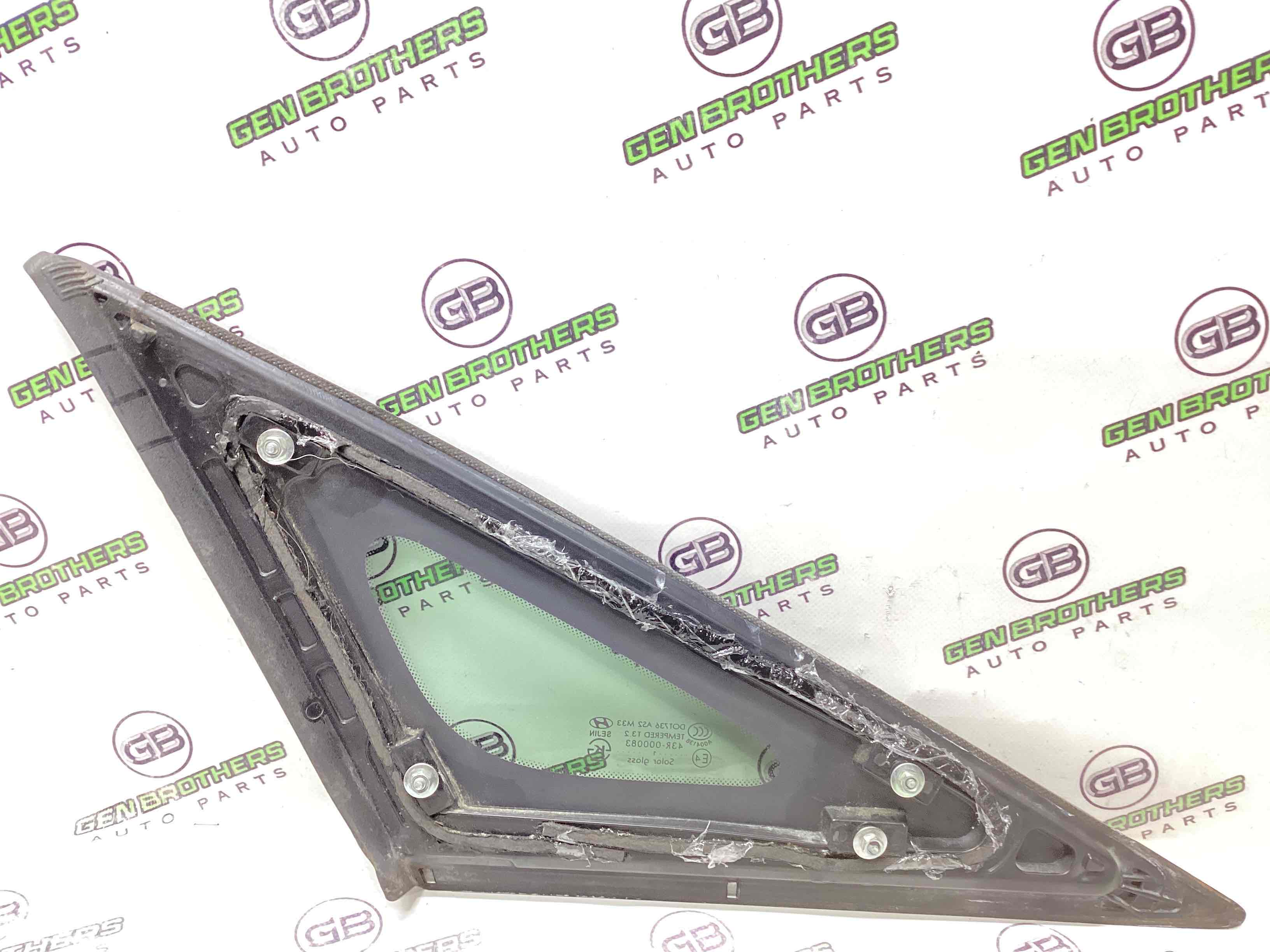 Скло кузовне бічне праве