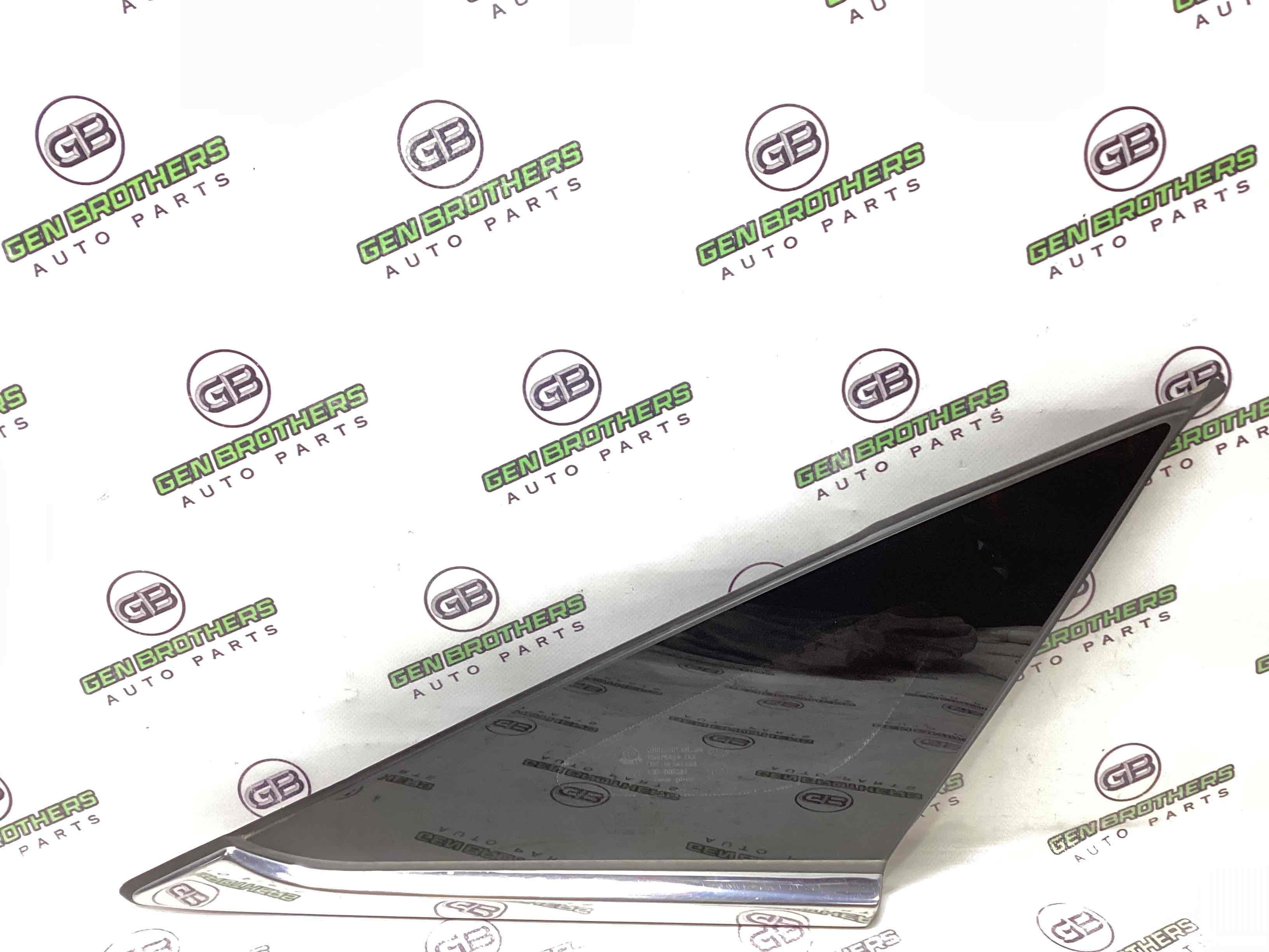 Скло кузовне бічне праве