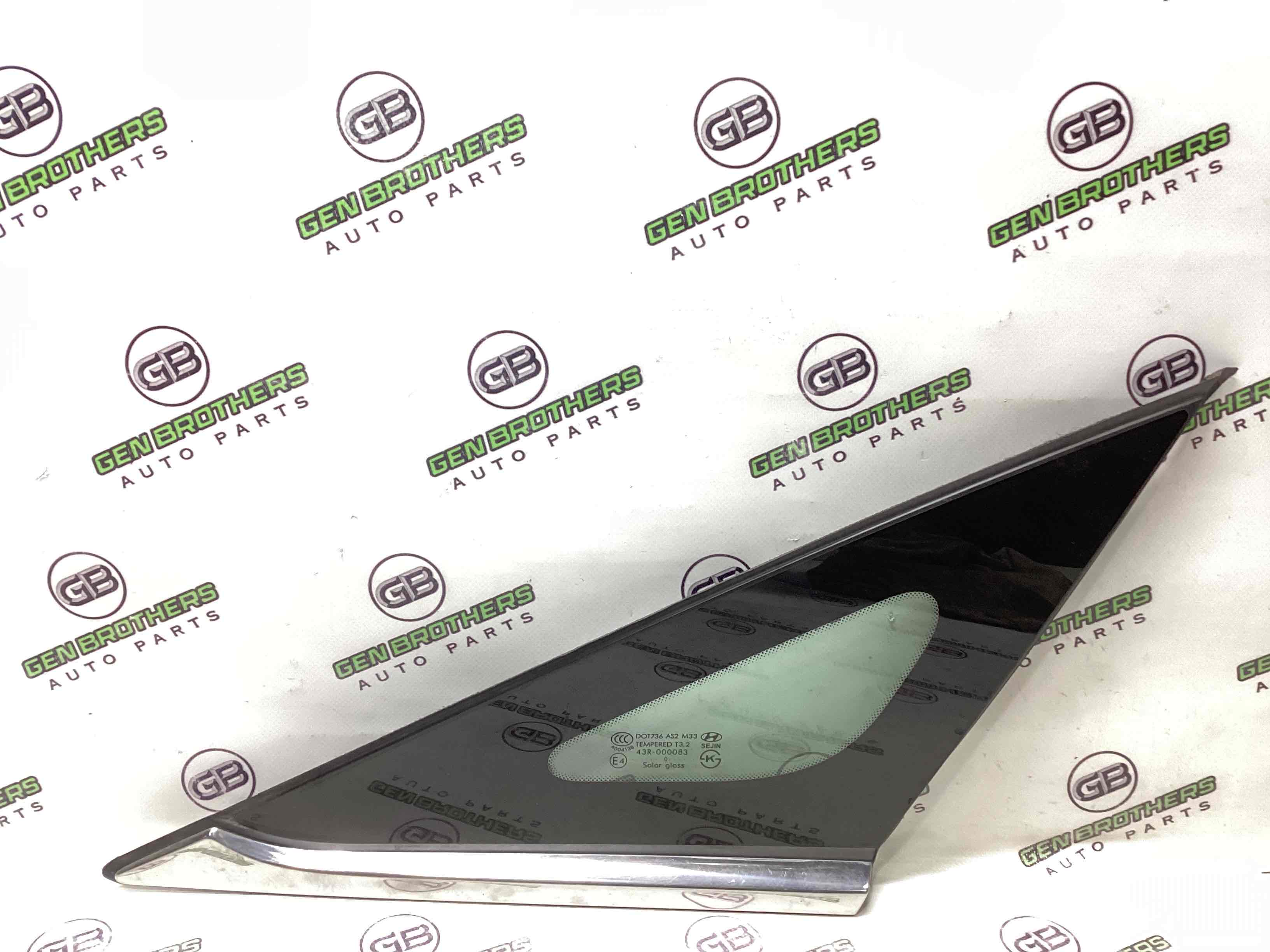 Скло кузовне бічне праве