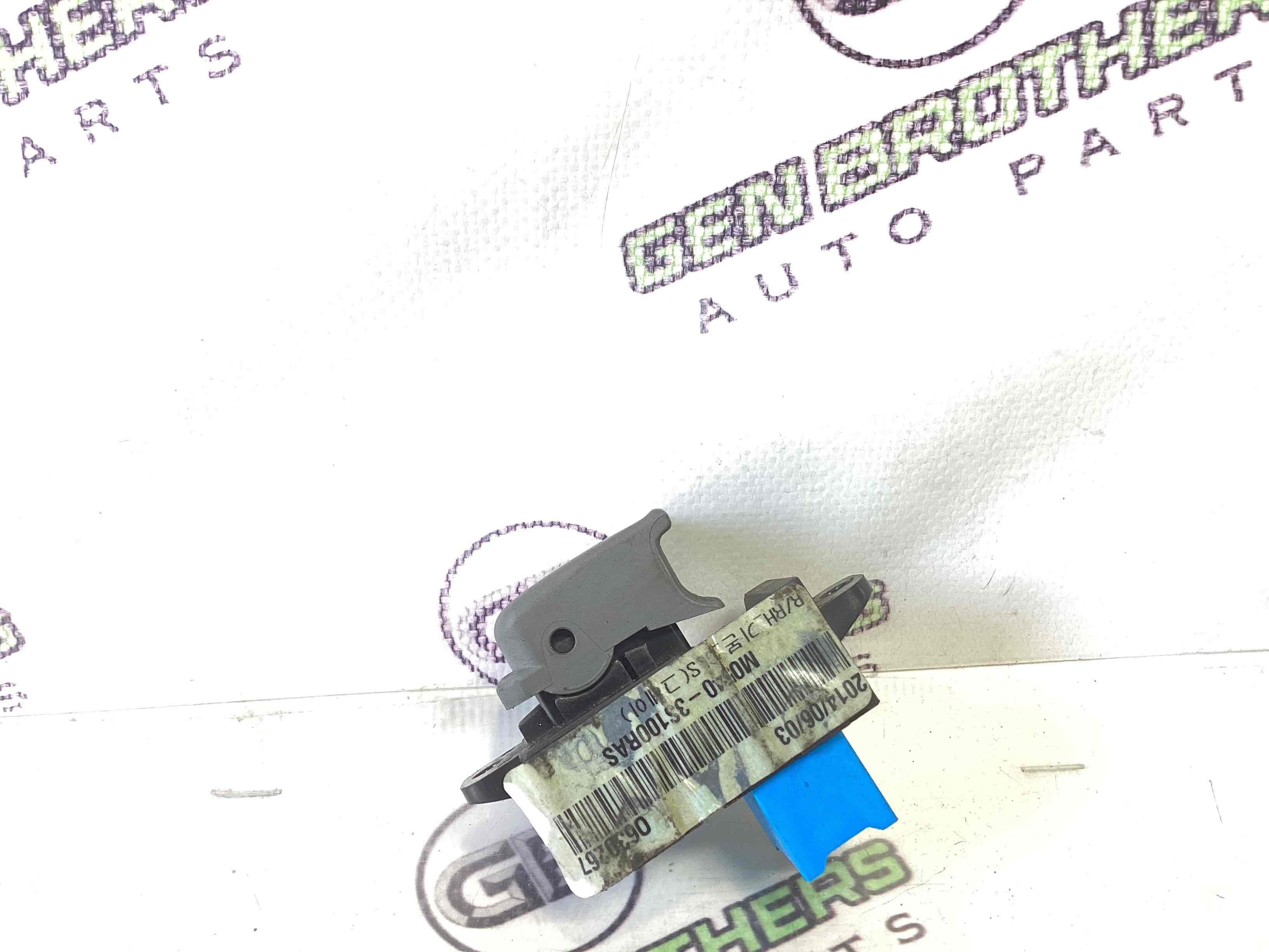 Кнопки керування склопідйомниками