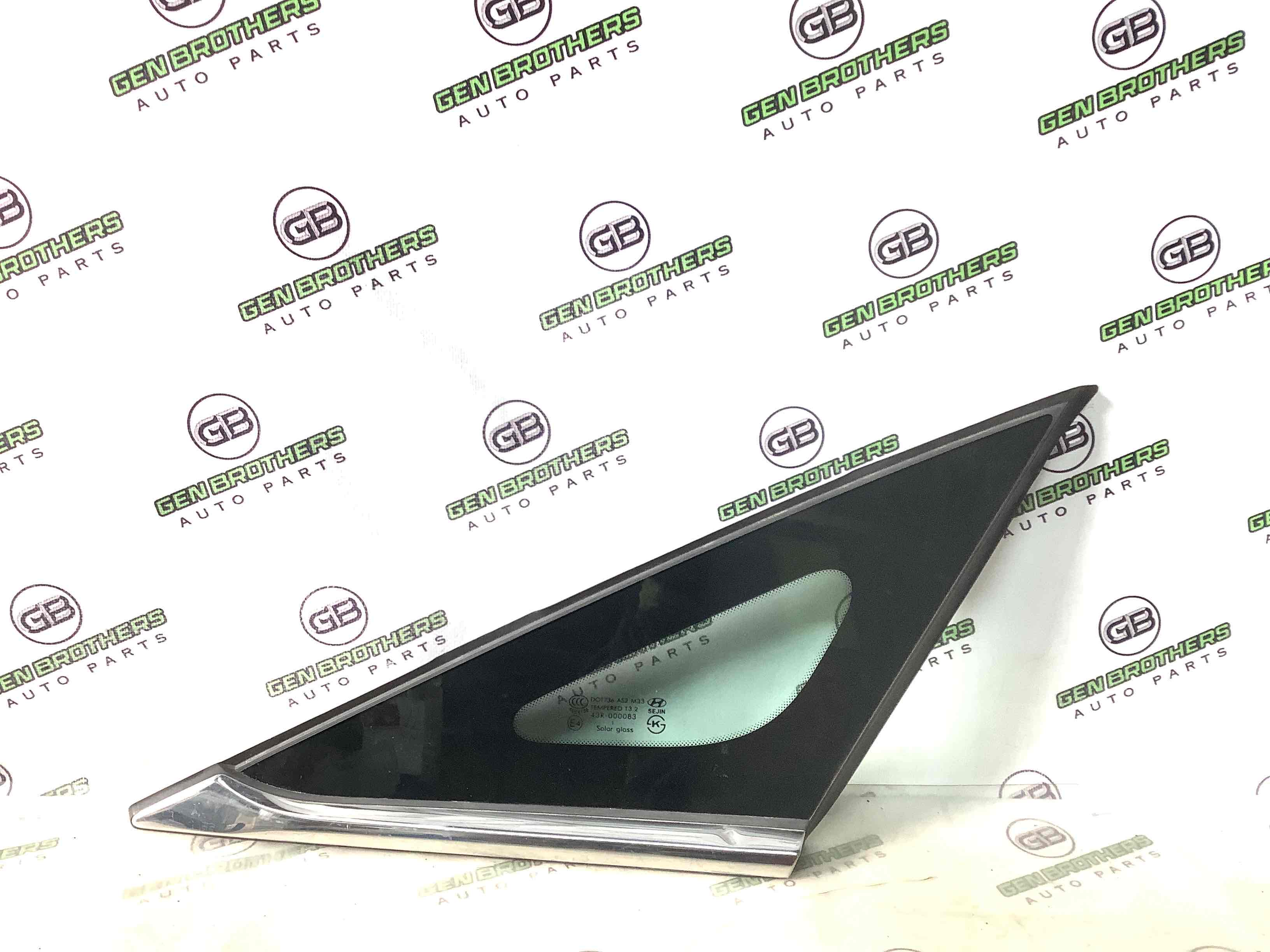 Скло кузовне бічне праве