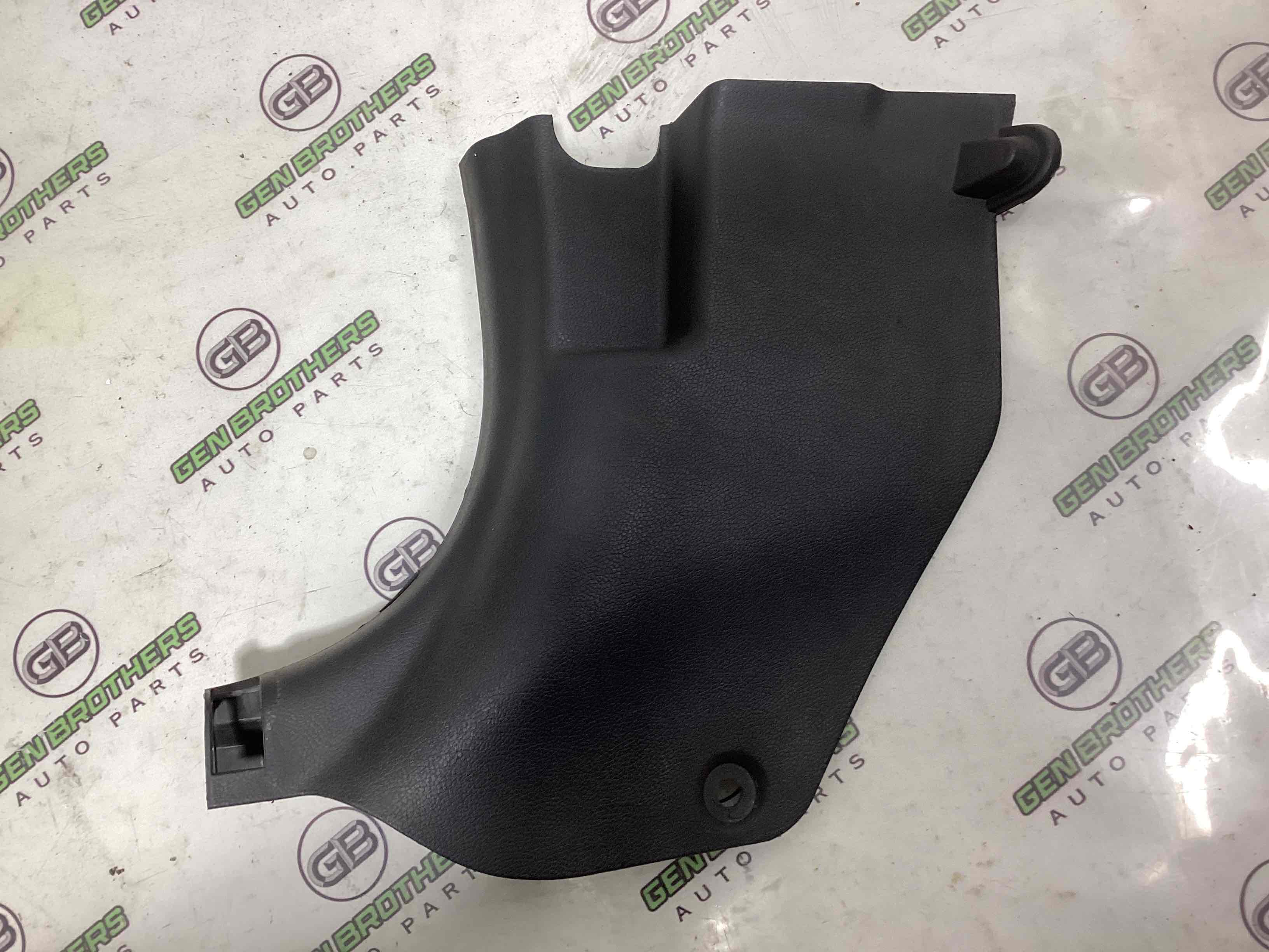 Обшивка передньої стійки ліва