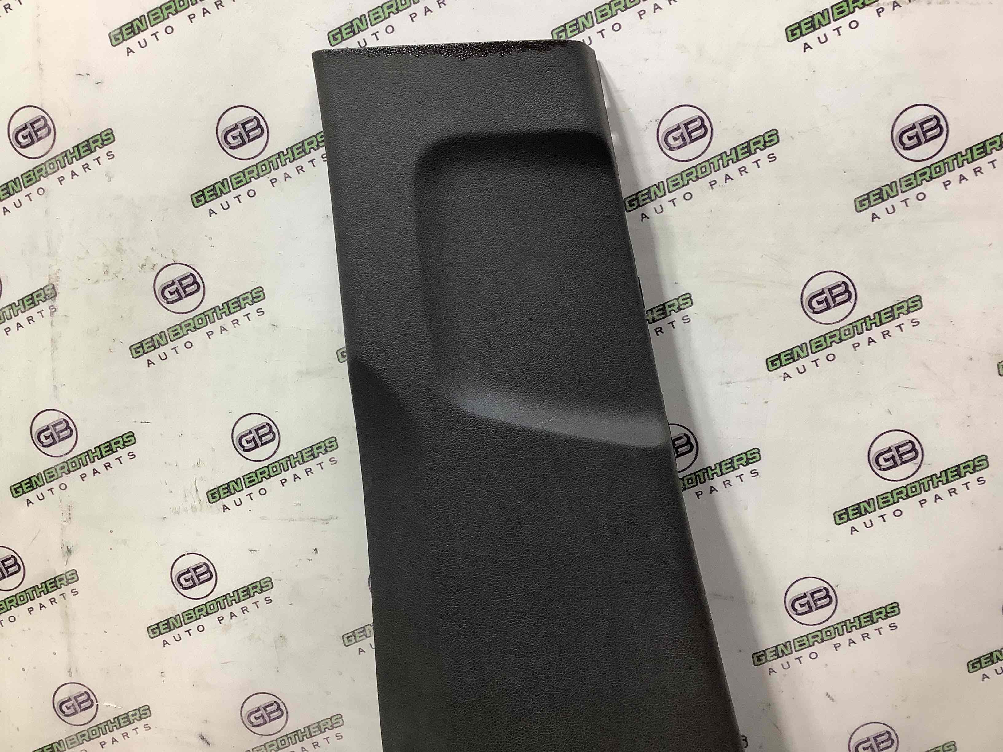 Обшивка передньої стійки ліва