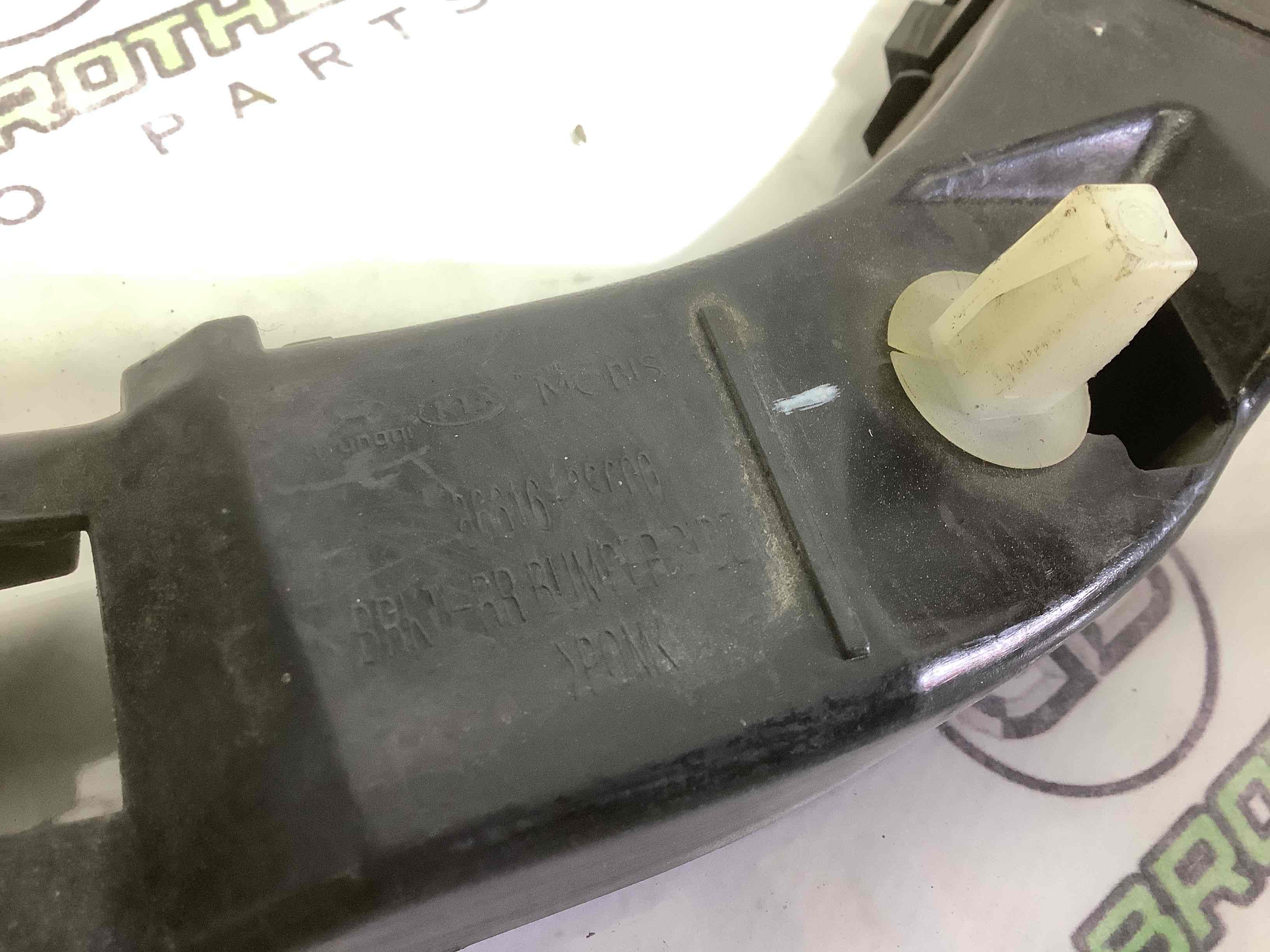 Кріплення заднього бампера праве