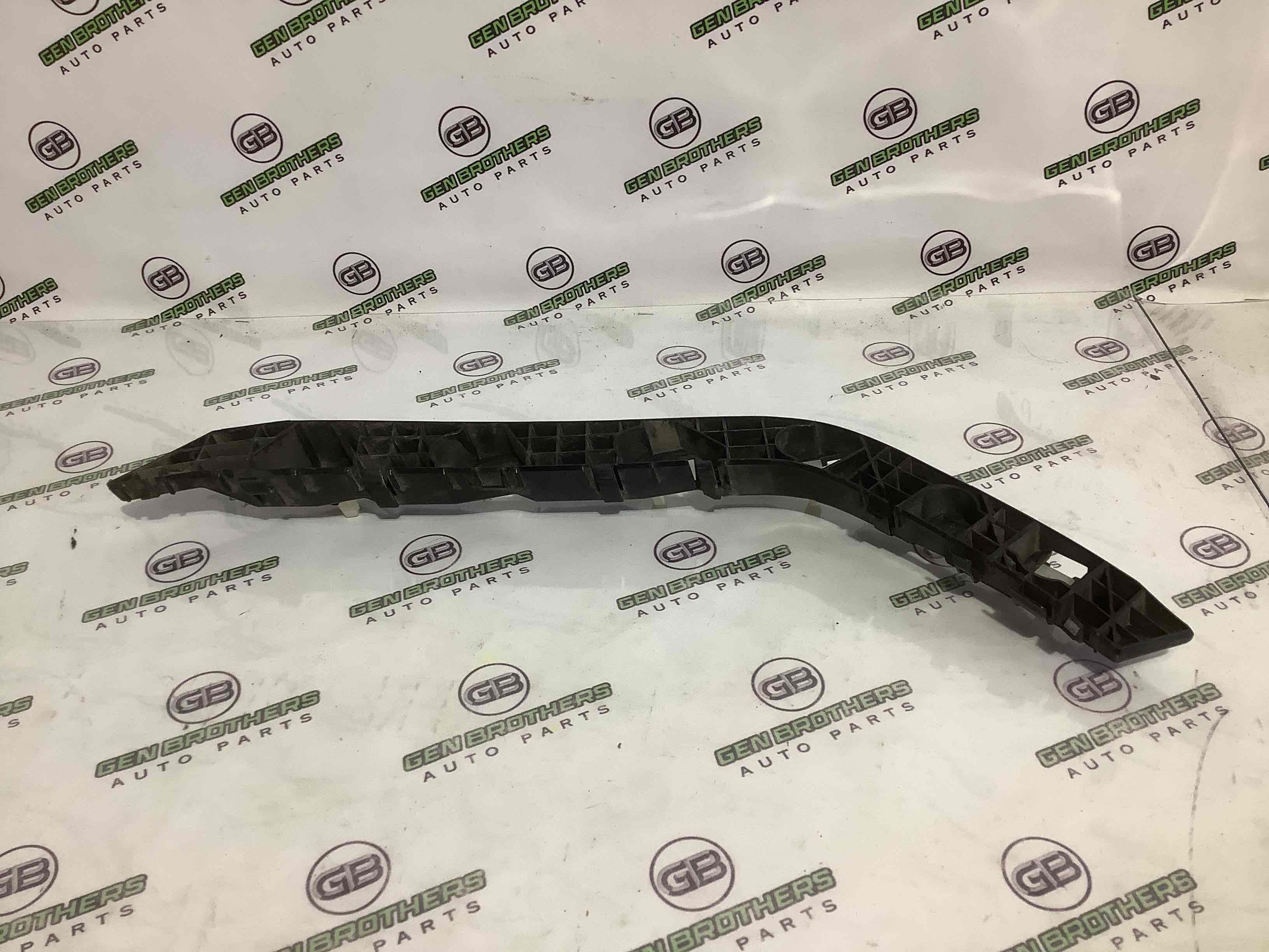 Кріплення заднього бампера праве