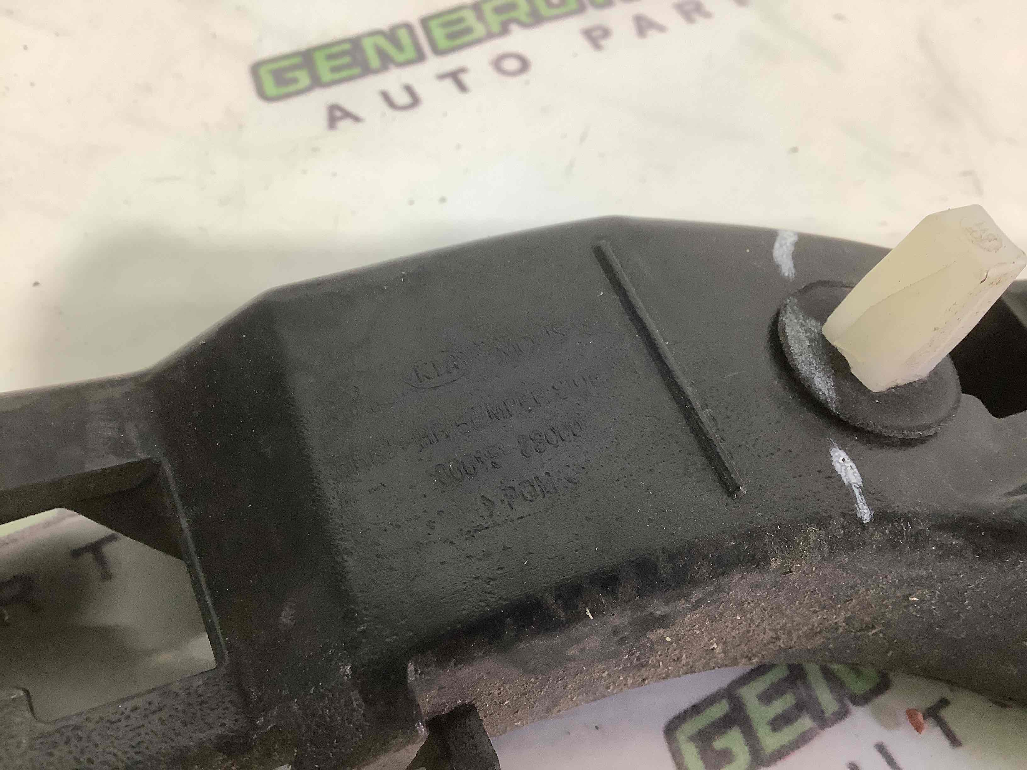 Кріплення заднього бампера ліве