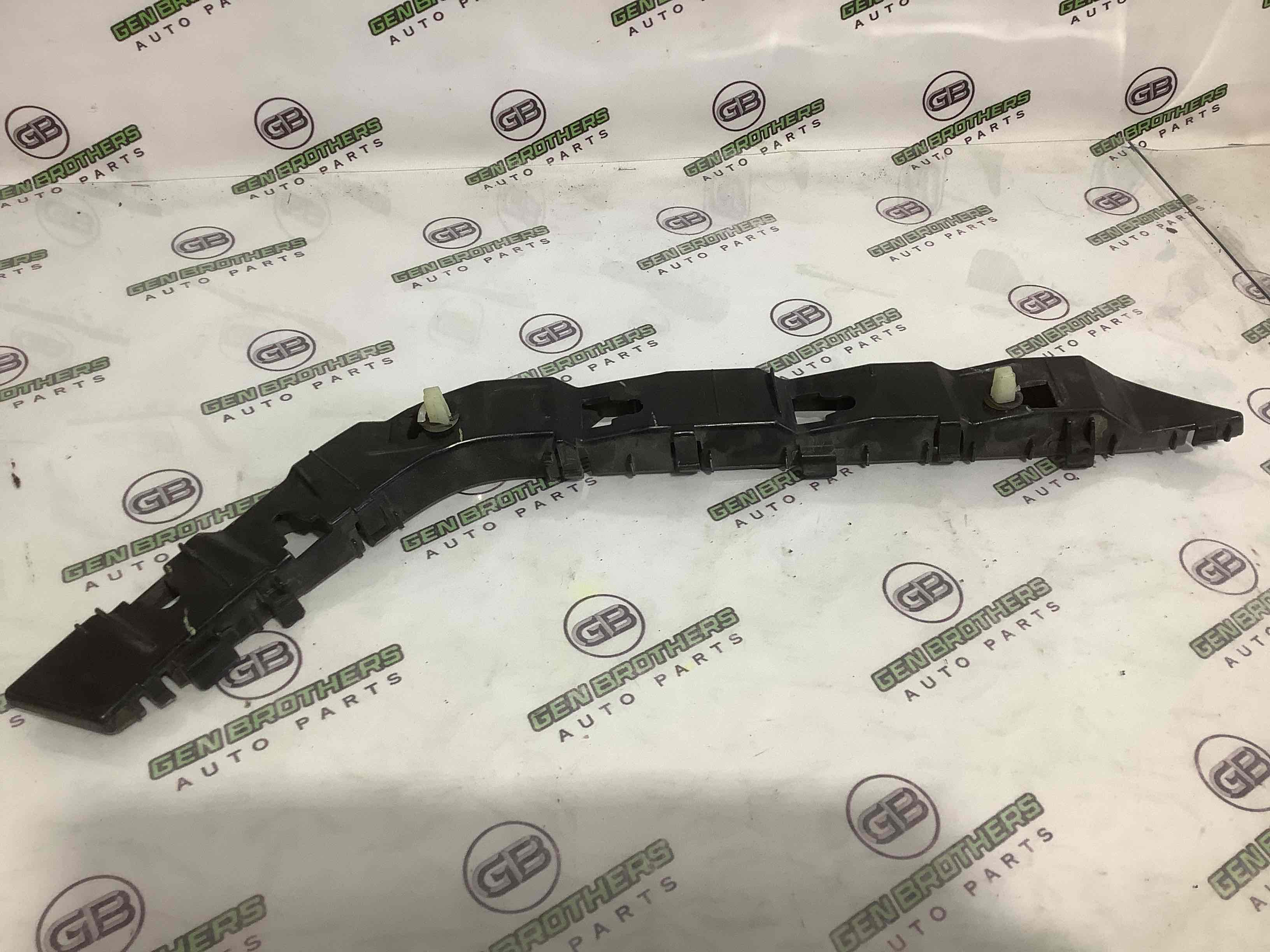 Кріплення заднього бампера праве