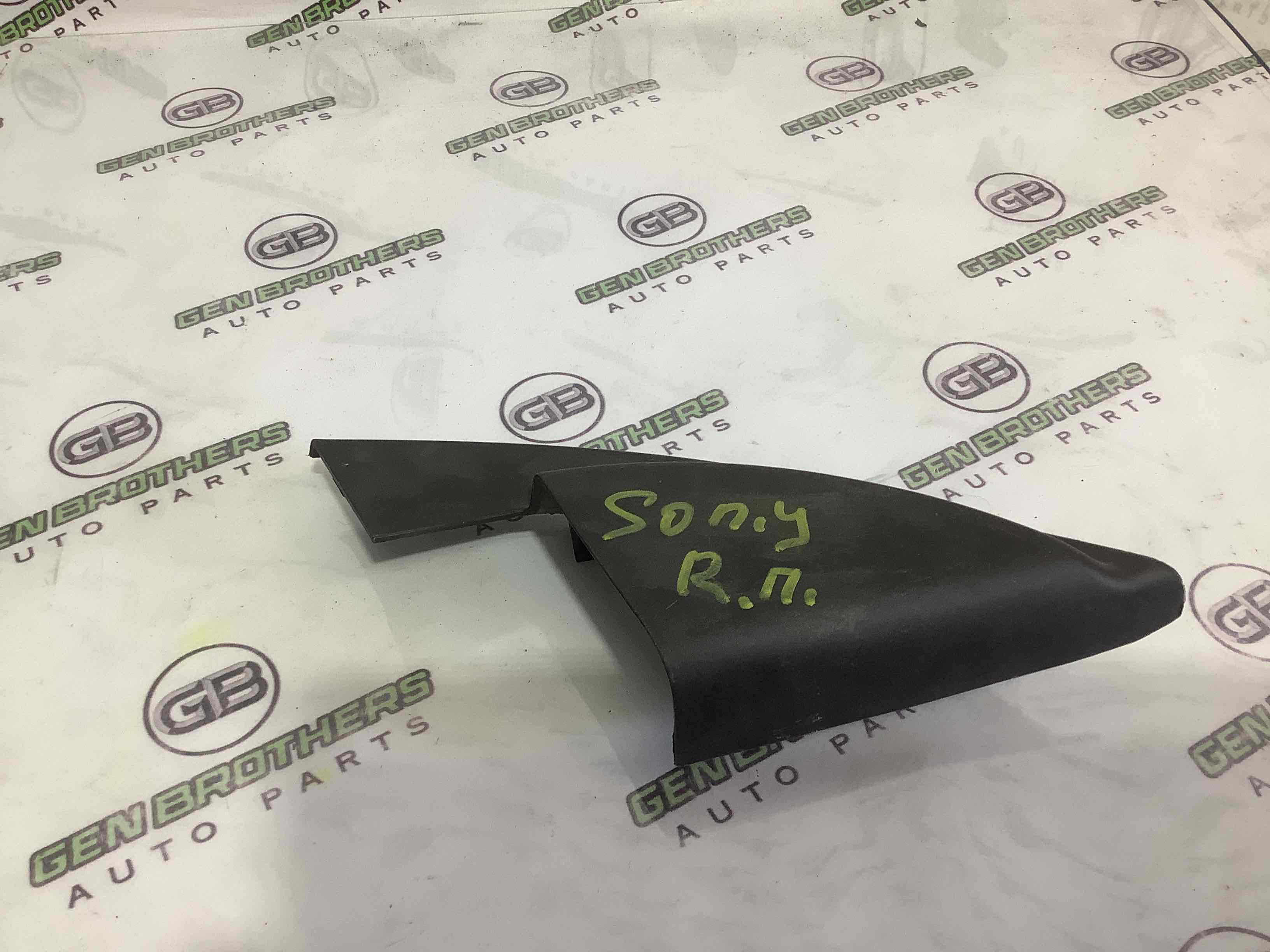 Корпус, накладка, кріплення правого дзеркала