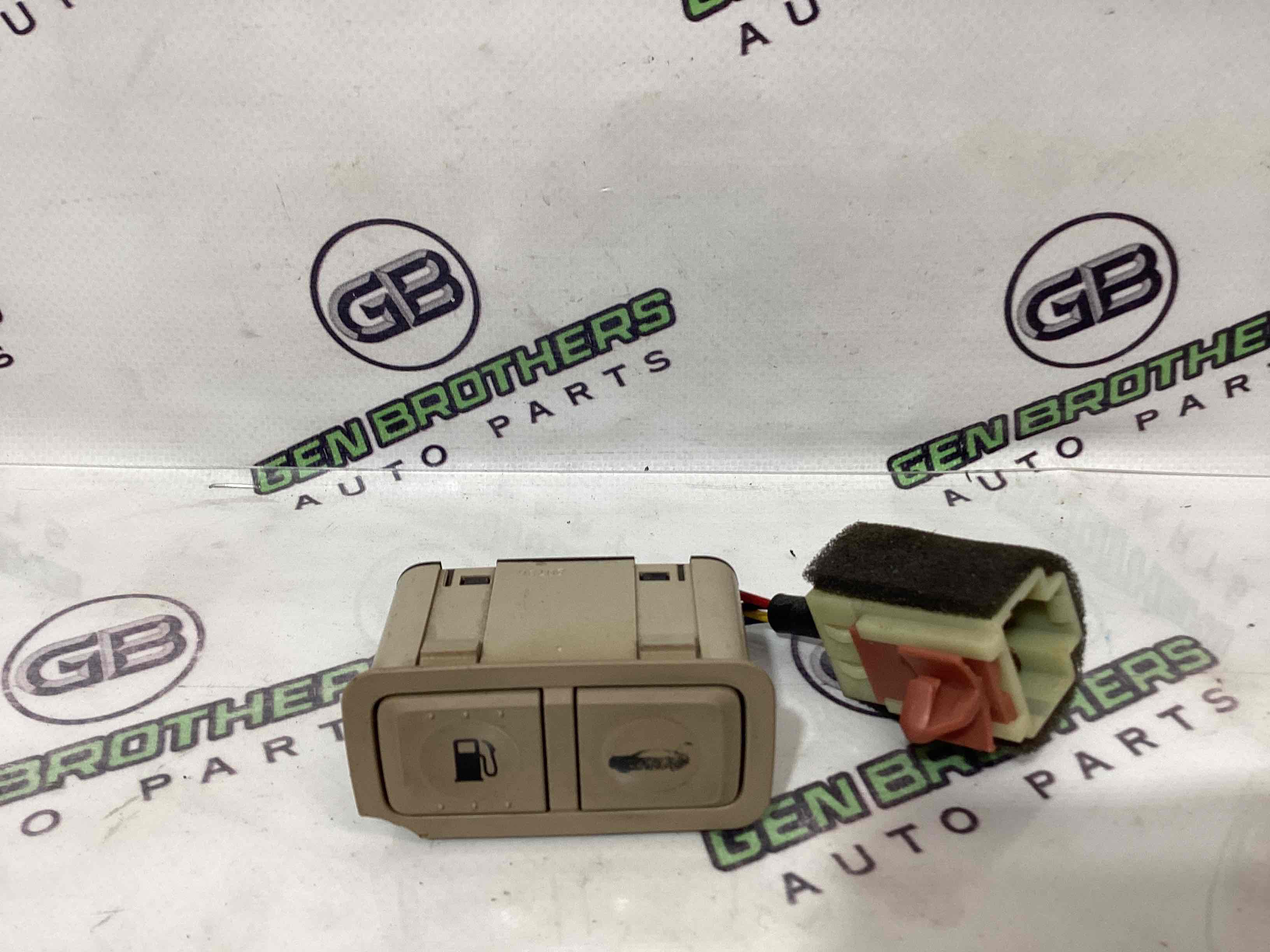 Кнопка відкриття багажника