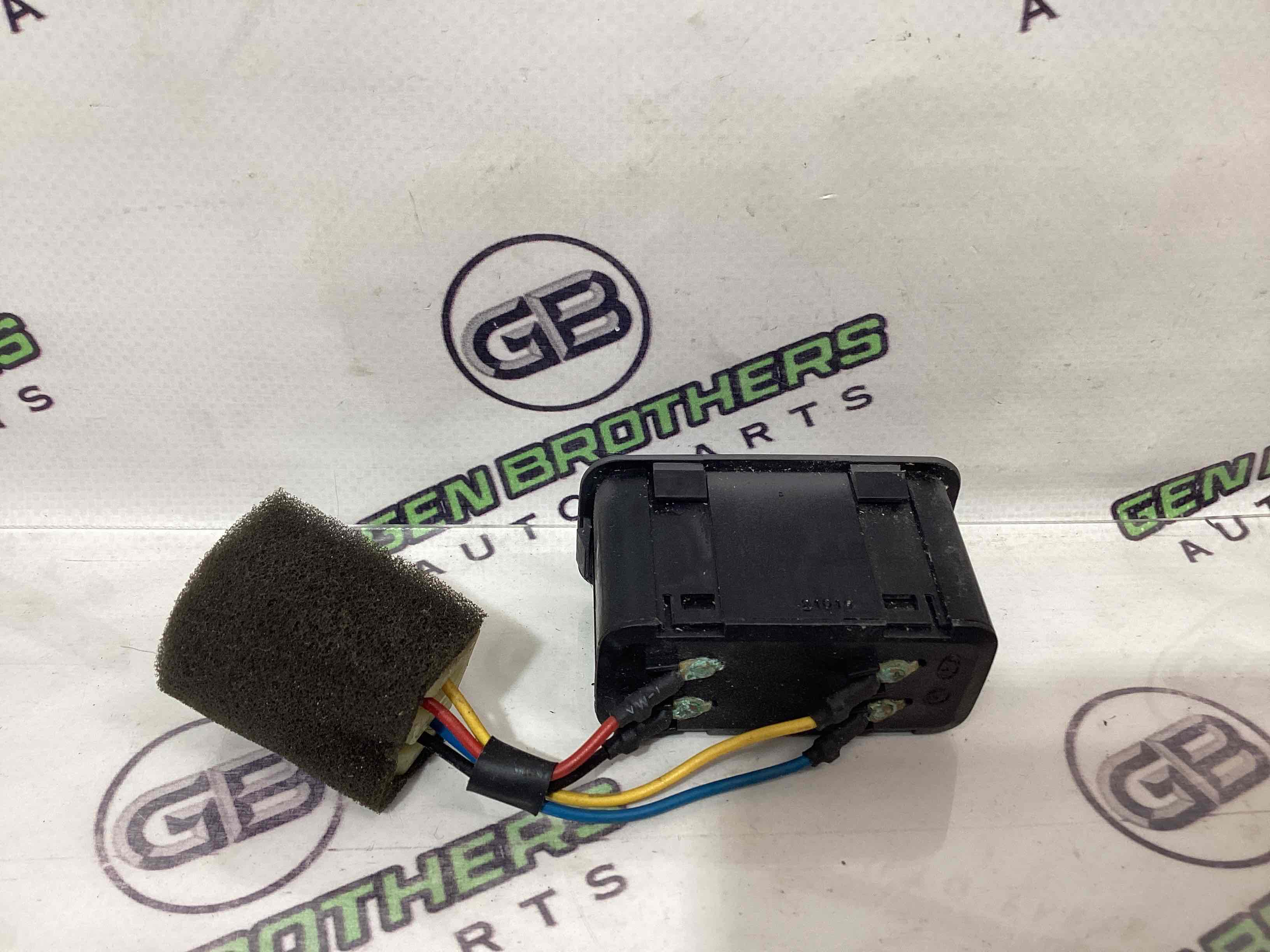 Кнопка відкриття багажника