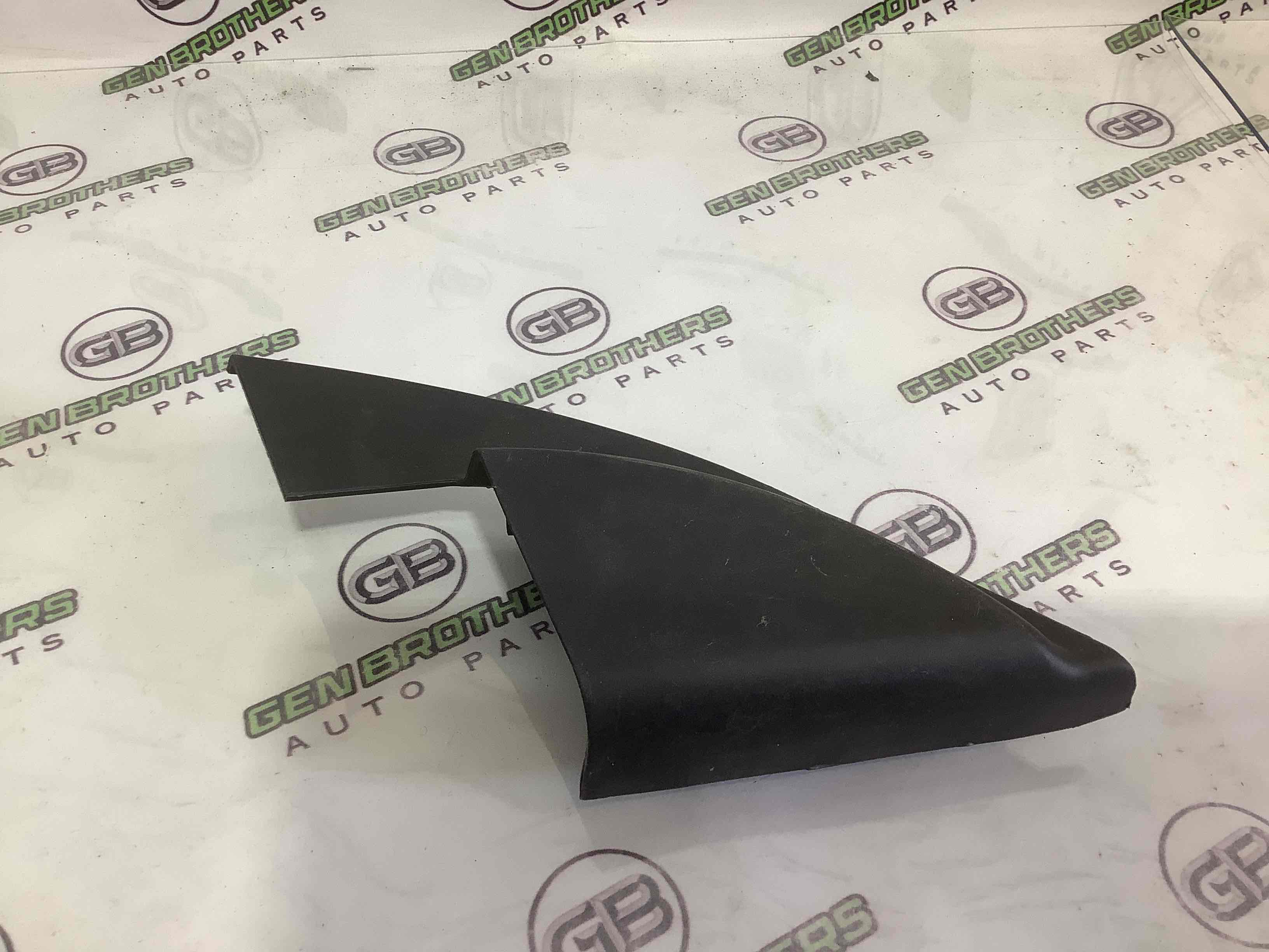 Корпус, накладка, кріплення правого дзеркала